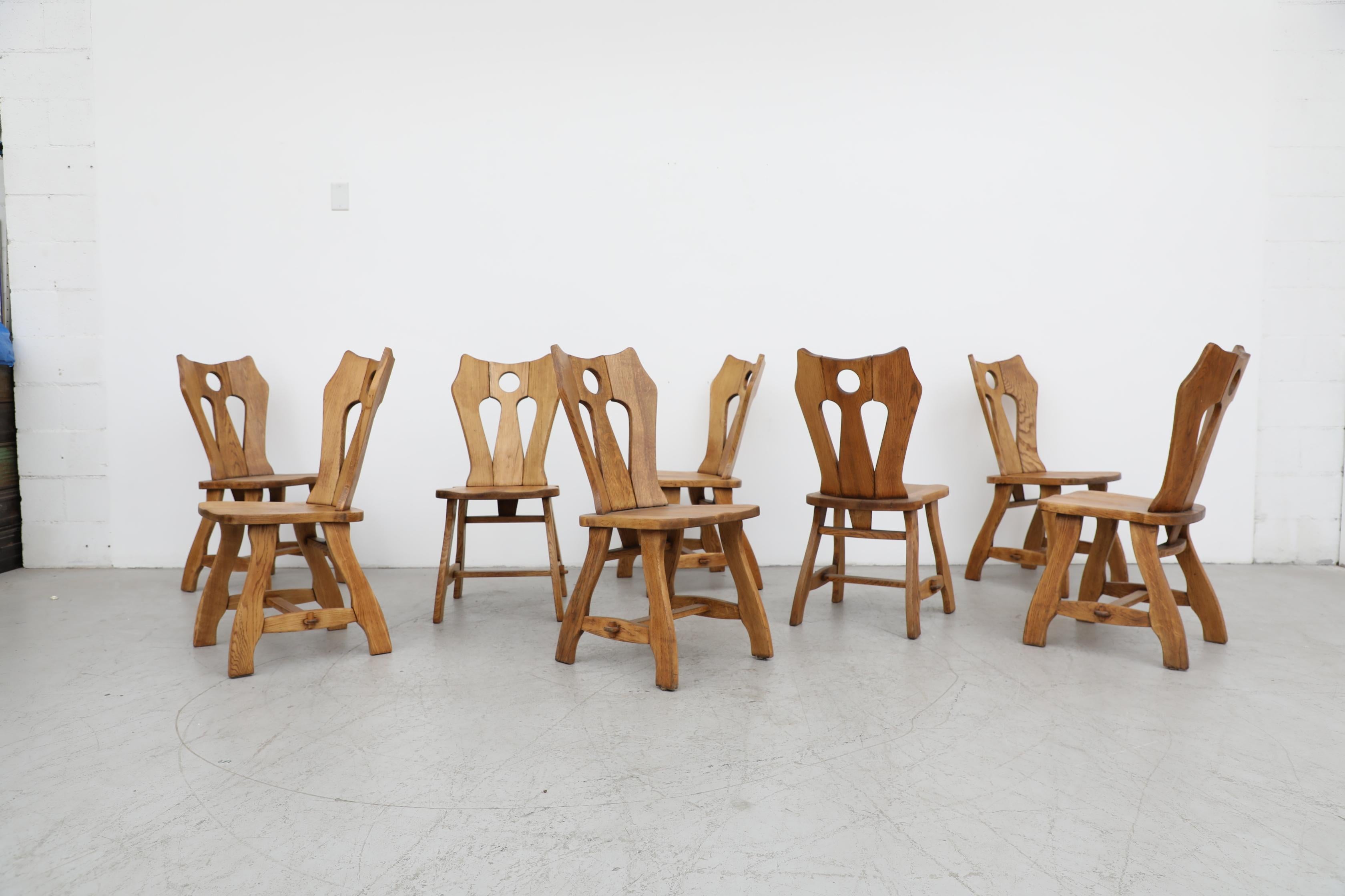 Mid-Century Modern Ensemble de 8 chaises en chêne brutaliste et orné de De Puydt du milieu du siècle dernier