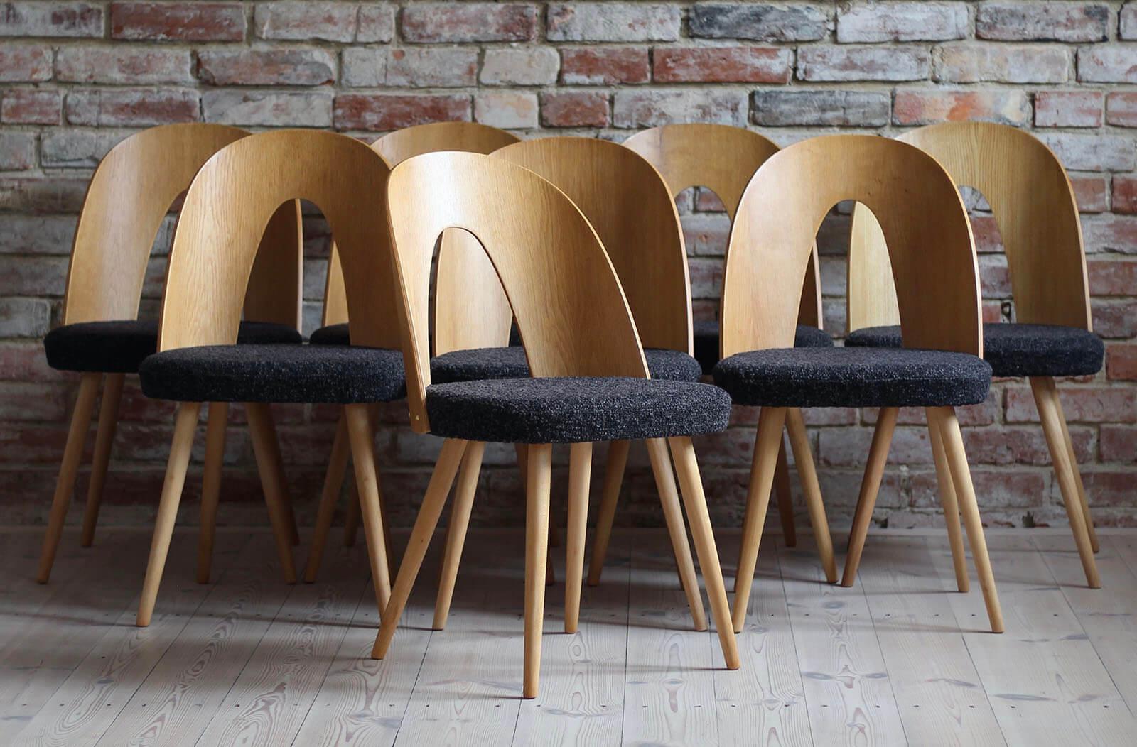 Dieses Set aus 8 Vintage-Esszimmerstühlen wurde vom tschechischen Designer Antonin Šuman in den 1960er Jahren entworfen. Die Stühle wurden vollständig restauriert und mit hochwertigem Öl behandelt, das ihnen ein schönes und natürliches Aussehen