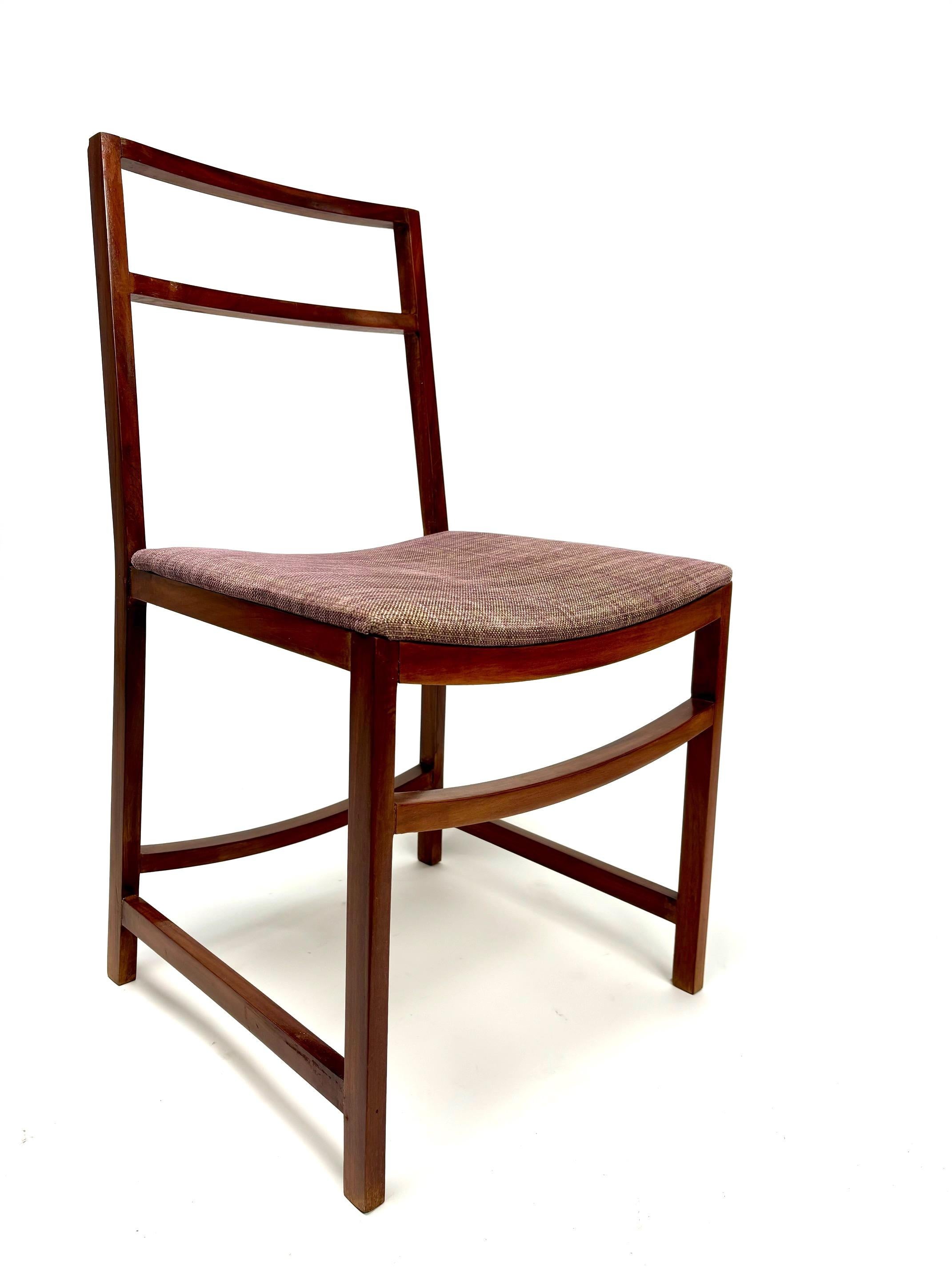 Conjunto de 8 sillas italianas de mediados de siglo diseñadas por el famoso arquitecto y diseñador Renato Venturi para M.I.M. Roma (firmadas)
Se trata de un proyecto elegante y refinado, capaz de adaptarse con estilo a los contextos vitales más