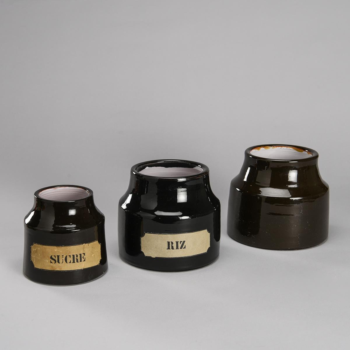 Mid-Century Modern Ensemble de 8 pots en céramique du milieu du siècle par Mado Jolain, France circa 1960 en vente