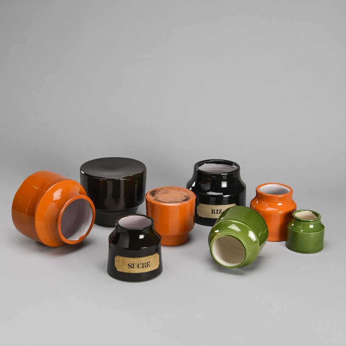 Céramique Ensemble de 8 pots en céramique du milieu du siècle par Mado Jolain, France circa 1960 en vente