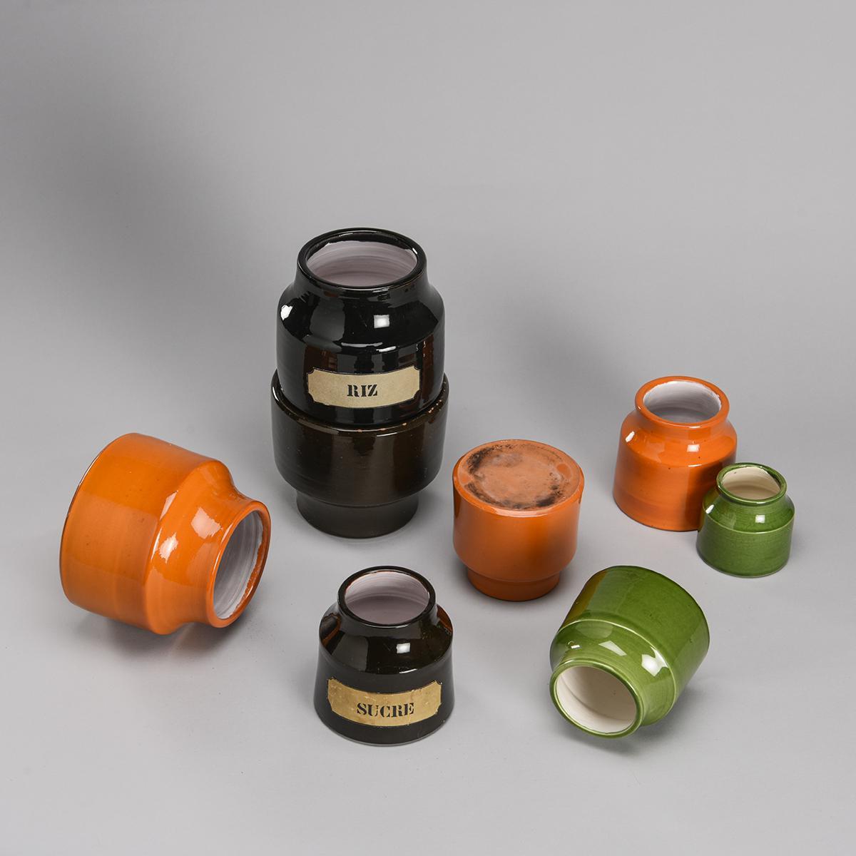 Ensemble de 8 pots en céramique du milieu du siècle par Mado Jolain, France circa 1960 en vente 1