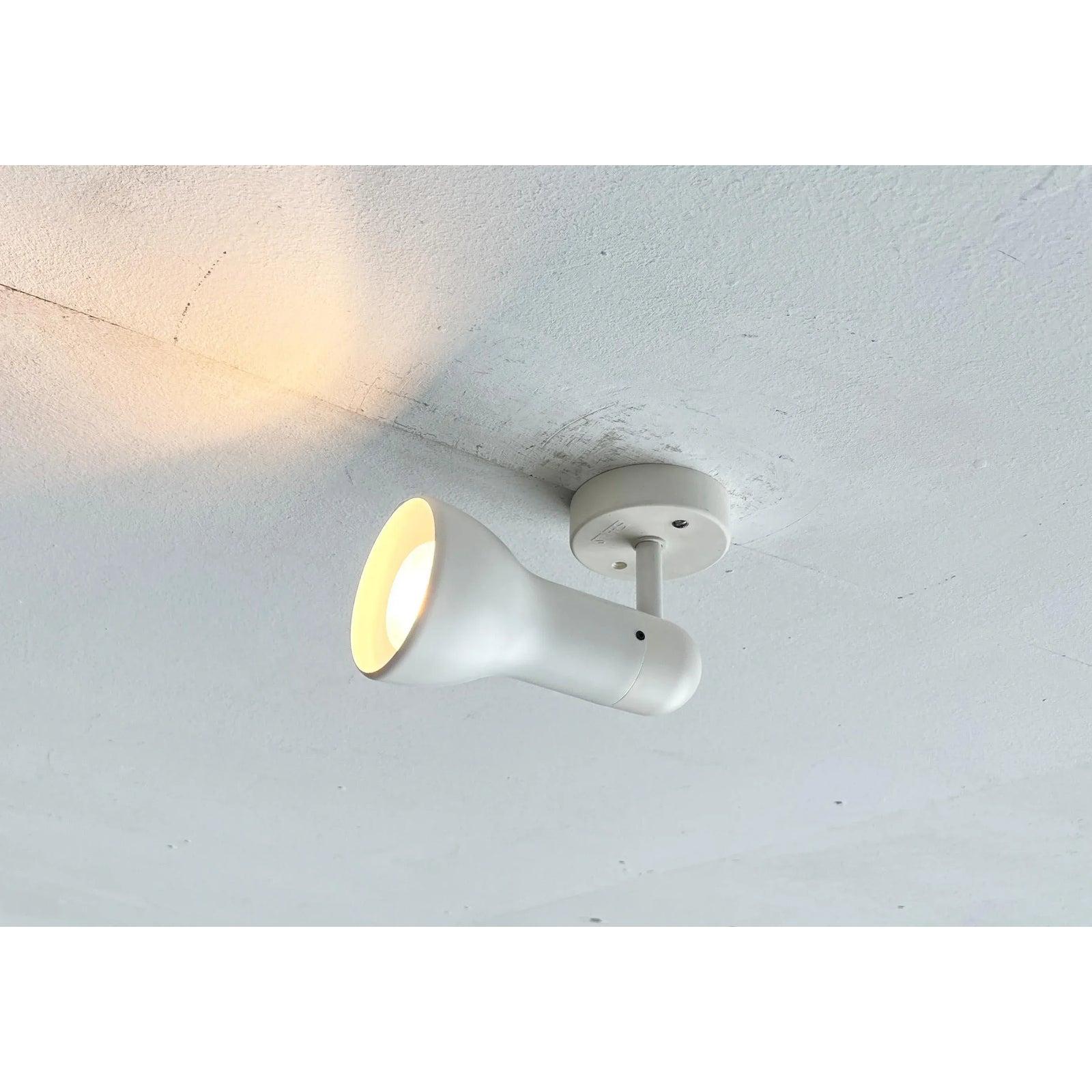Lampade da parete o da soffitto tedesche dell'era spaziale di metà secolo, modello 710282 di Staff Leuchten, anni '70, set da 8

Faretto da soffitto o da parete A Space AGE del noto produttore Staff.

Un design semplice con la classica forma di un