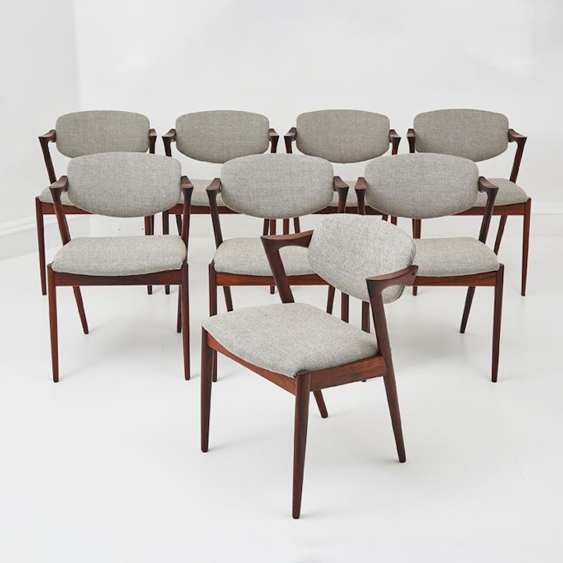 Un raro set di 8 sedie da pranzo modello 42 di Kai Kristiansen, prodotte dall'ebanisteria Schous Mobelfabrik in Danimarca, negli anni '60. Queste sedie sono una delle opere più famose di Kristiansen. Il design è scultoreo ed ergonomico, con
