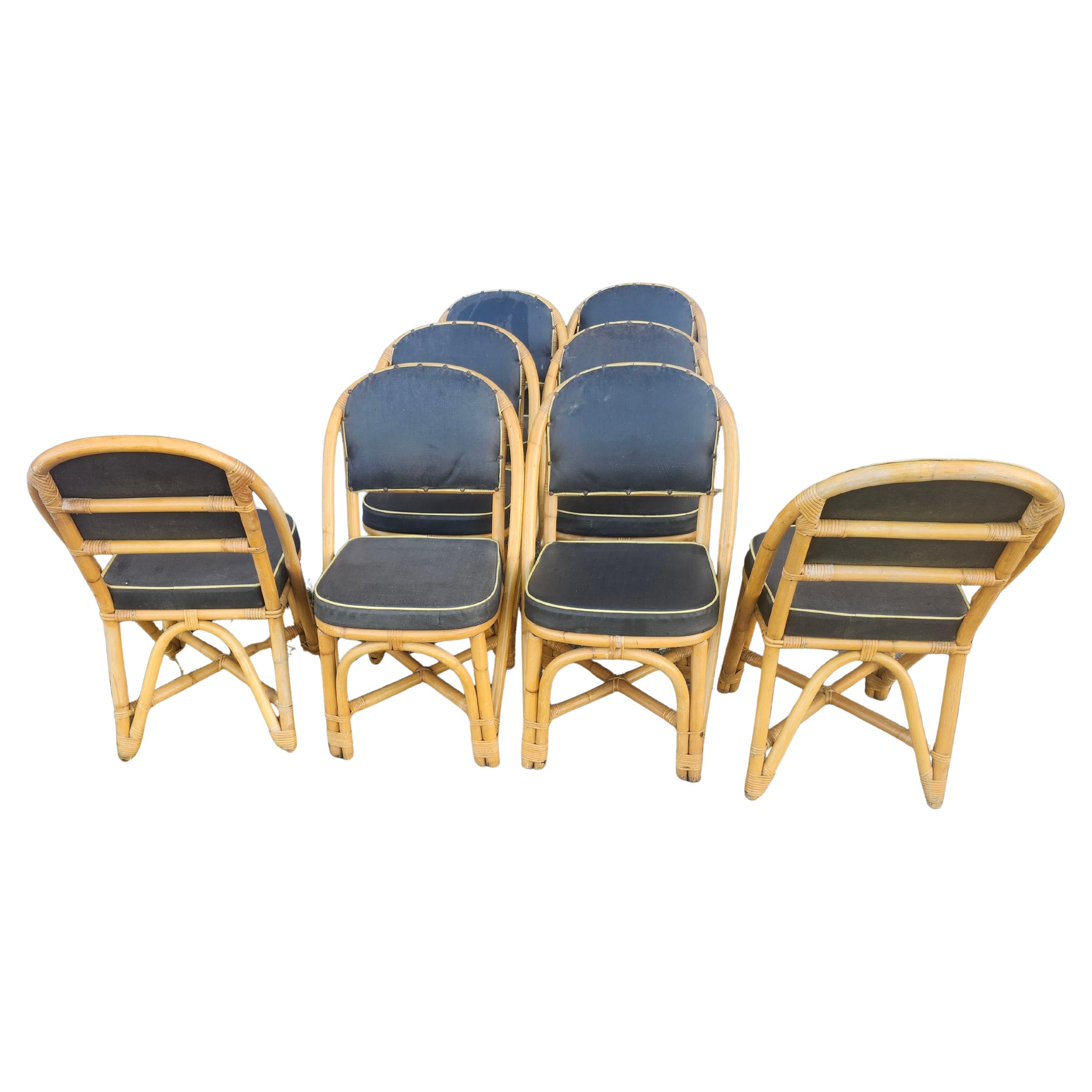 Fabelhafter Satz von acht Esszimmerstühlen aus Bambus und Rattan, hergestellt von City Reed & Bamboo co. C1940
Alle in sehr gutem Zustand mit minimaler Abnutzung durch Alter und Gebrauch. Einige Umwicklungen an der Basis der Beine haben sich gelöst