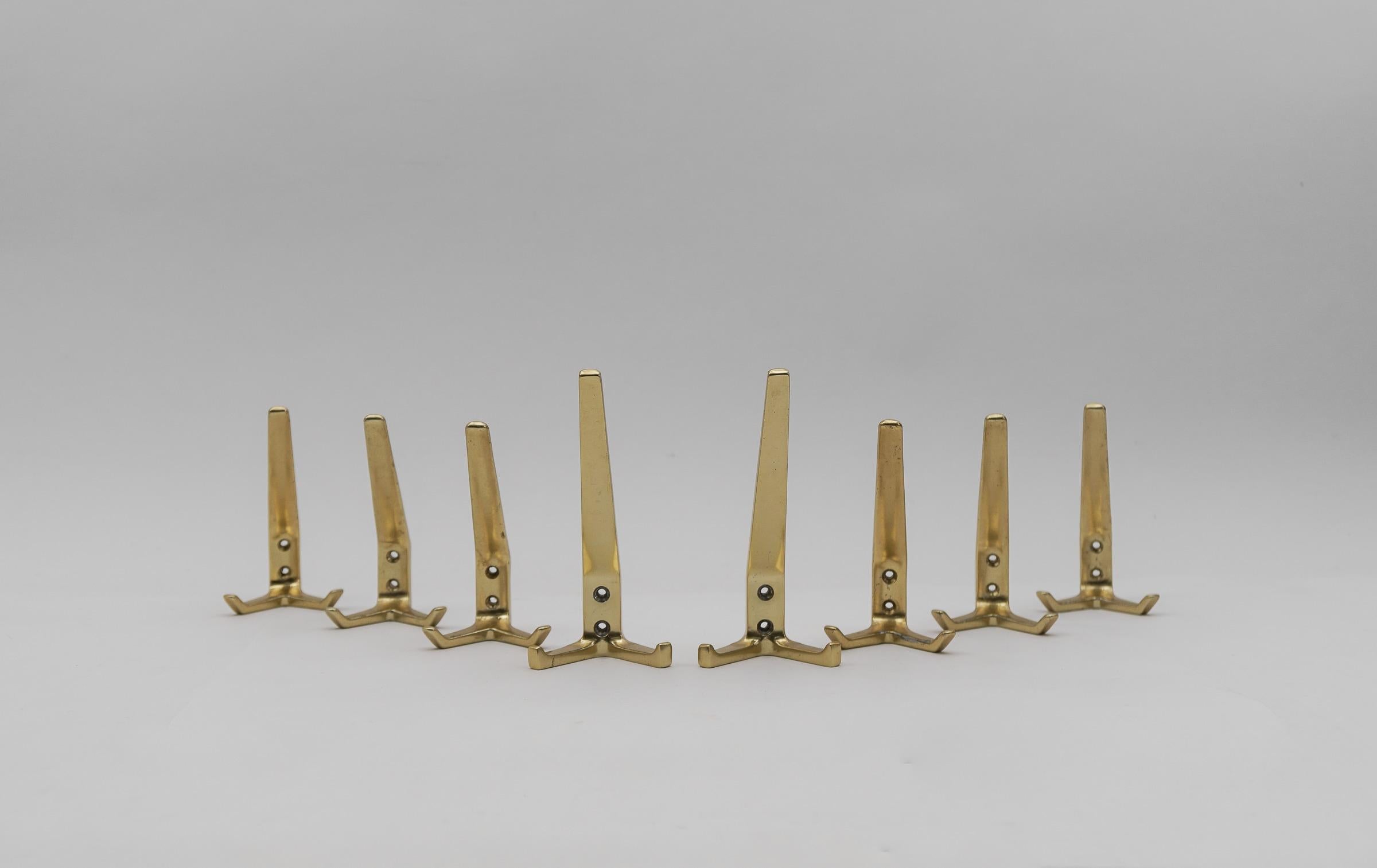 Dos tamaños diferentes, bellamente curvados. Un gran conjunto formado por siete ganchos individuales que pueden colocarse de forma diferente para conjurar una maravillosa instalación en la pared.

Dos tamaños diferentes de ganchos. Las más