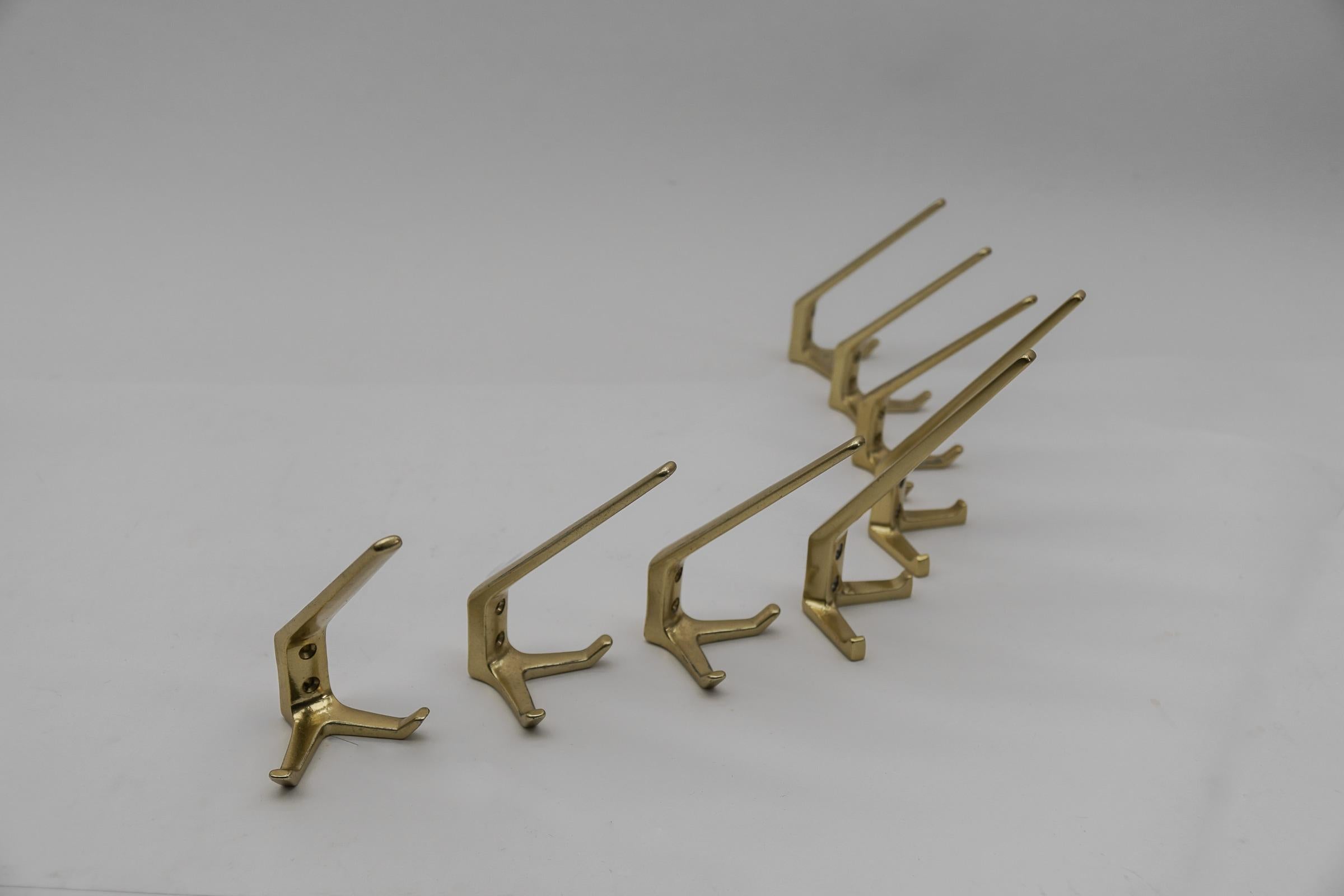 Juego de 8 ganchos de pared de latón modernos de mediados de siglo, Austria, años 60 Austríaco en venta