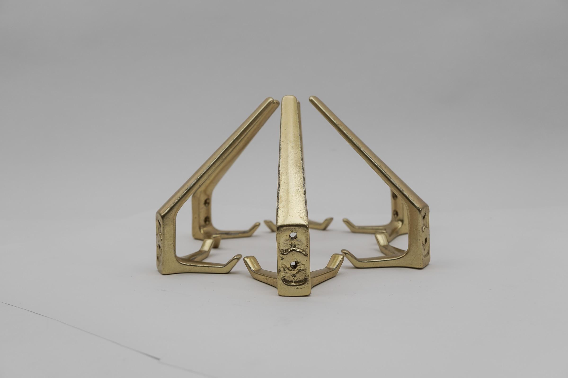 Juego de 8 ganchos de pared de latón modernos de mediados de siglo, Austria, años 60 en venta 2
