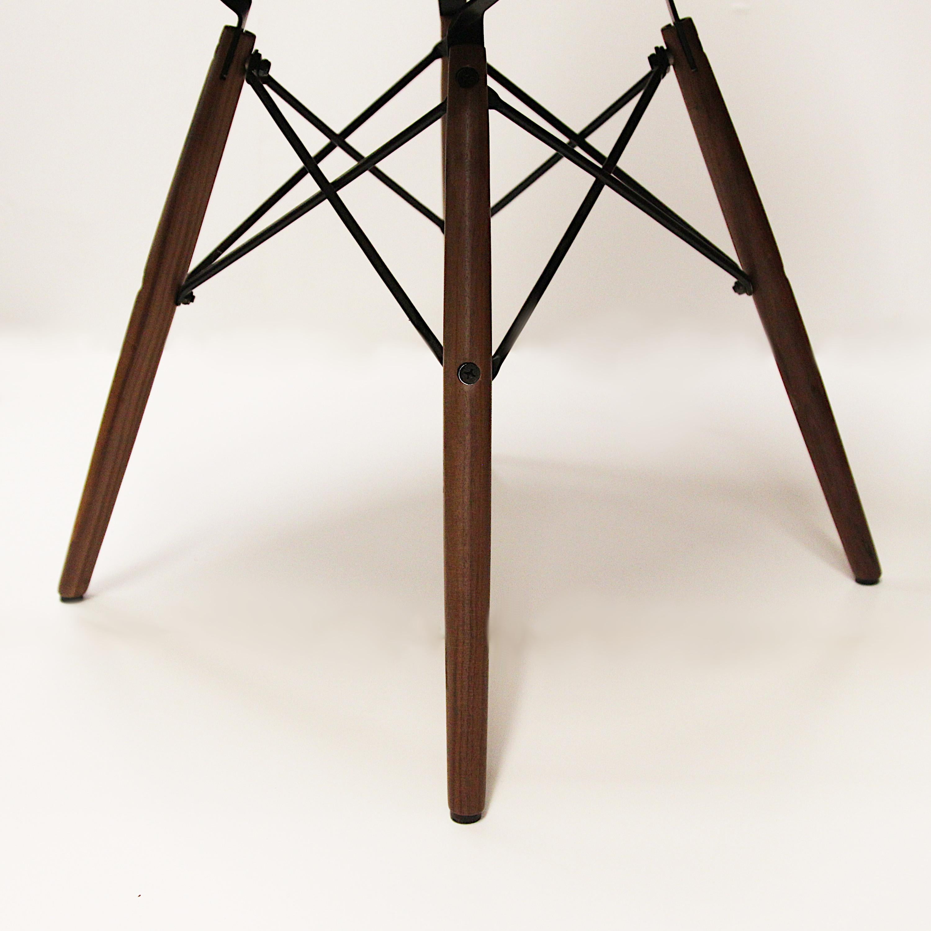 Ensemble de 8 chaises de salle à manger Eames à base de goujons, gris anthracite, Mid-Century Modern 4
