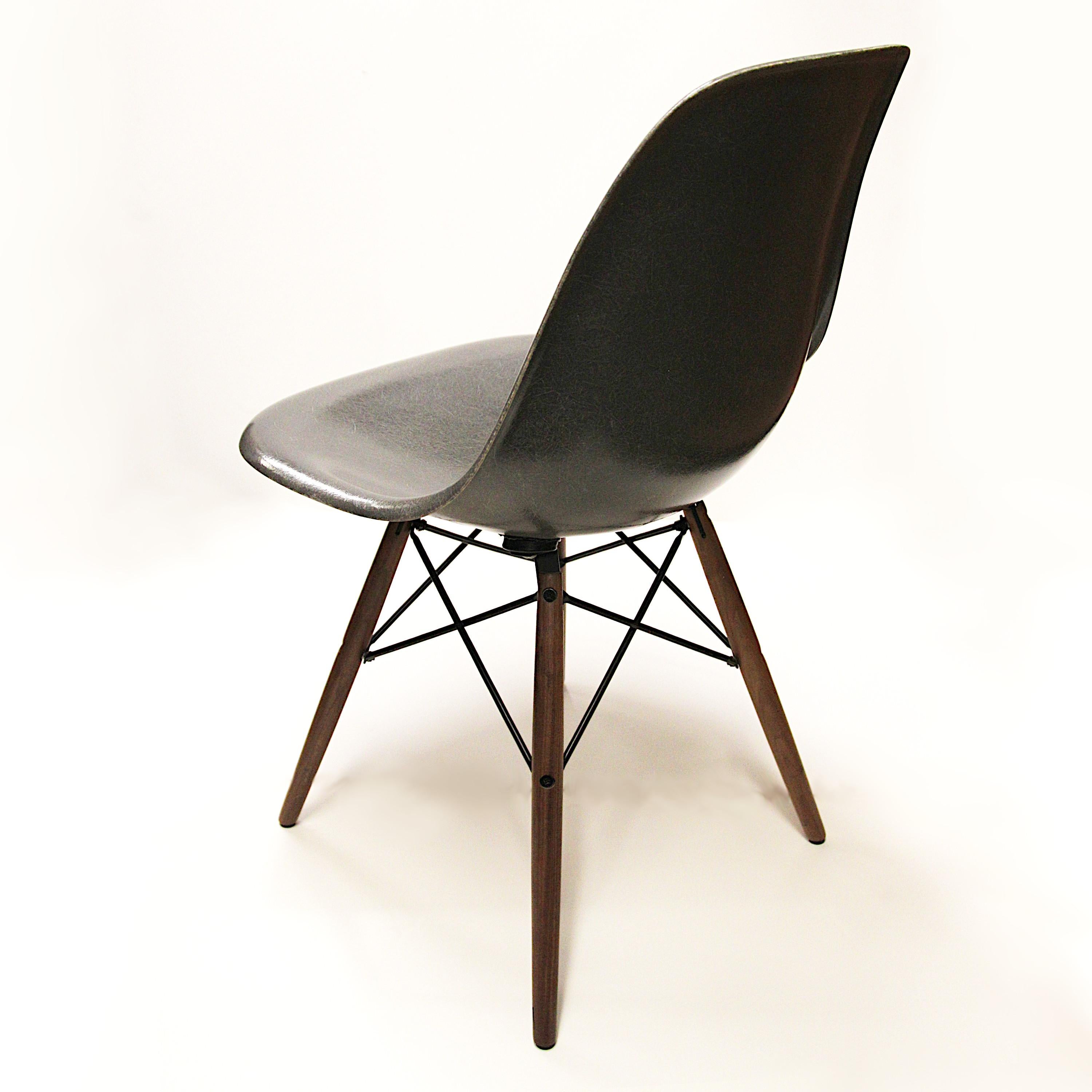 Fin du 20e siècle Ensemble de 8 chaises de salle à manger Eames à base de goujons, gris anthracite, Mid-Century Modern
