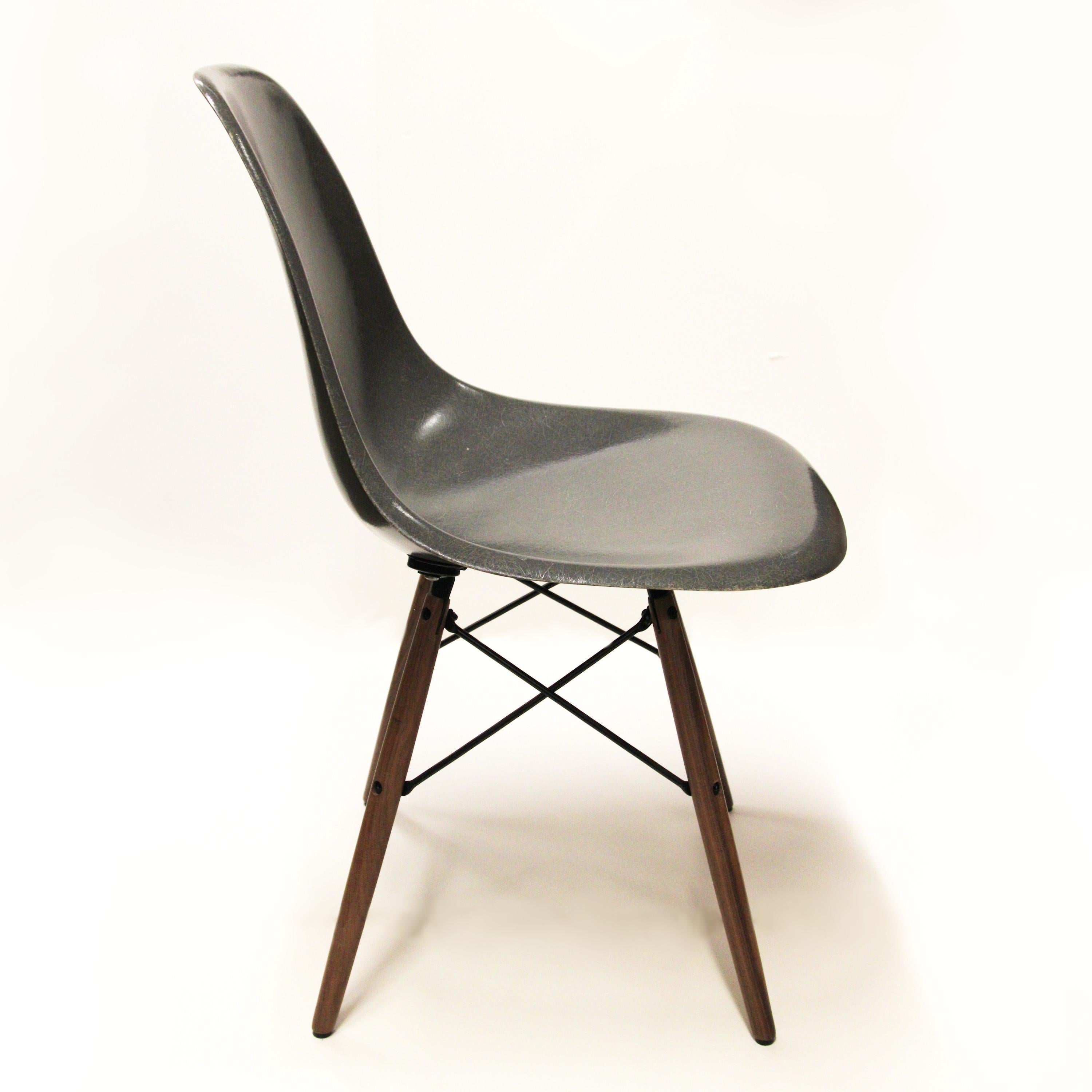 Ensemble de 8 chaises de salle à manger Eames à base de goujons, gris anthracite, Mid-Century Modern 1