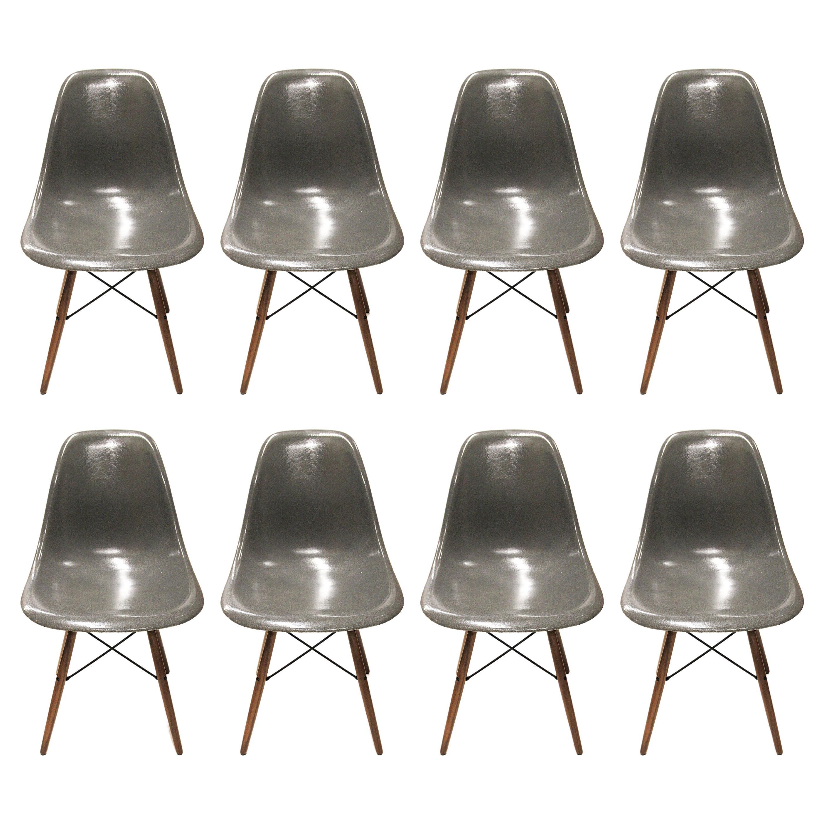 Ensemble de 8 chaises de salle à manger Eames à base de goujons, gris anthracite, Mid-Century Modern