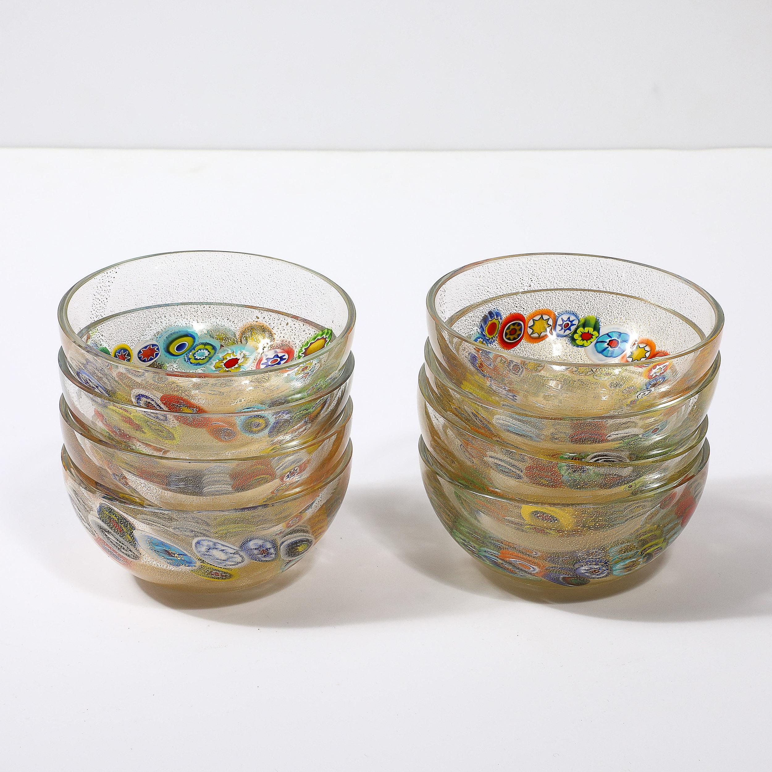 Ce rare et étonnant ensemble de 8 bols en verre Millifiori et or 24 carats de Murano, soufflé à la main, est signé Schiavon et provient d'Italie, vers 1960. Fabrice présente une étonnante gamme de couleurs scintillantes dans les détails du
