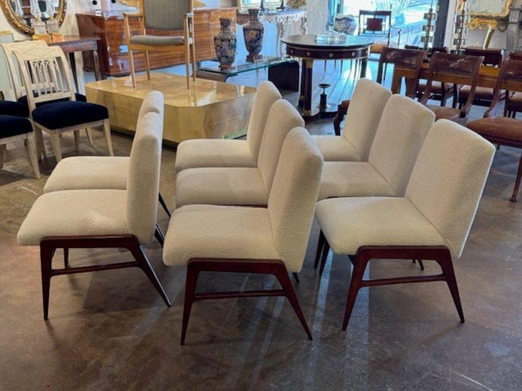 Ces chaises italiennes de style Art déco de la modernité du milieu du siècle constituent un ajout élégant à tout espace de vie. Avec leur tissu bouclé blanc et leur piétement en noyer, ces chaises dégagent une impression de sophistication et de