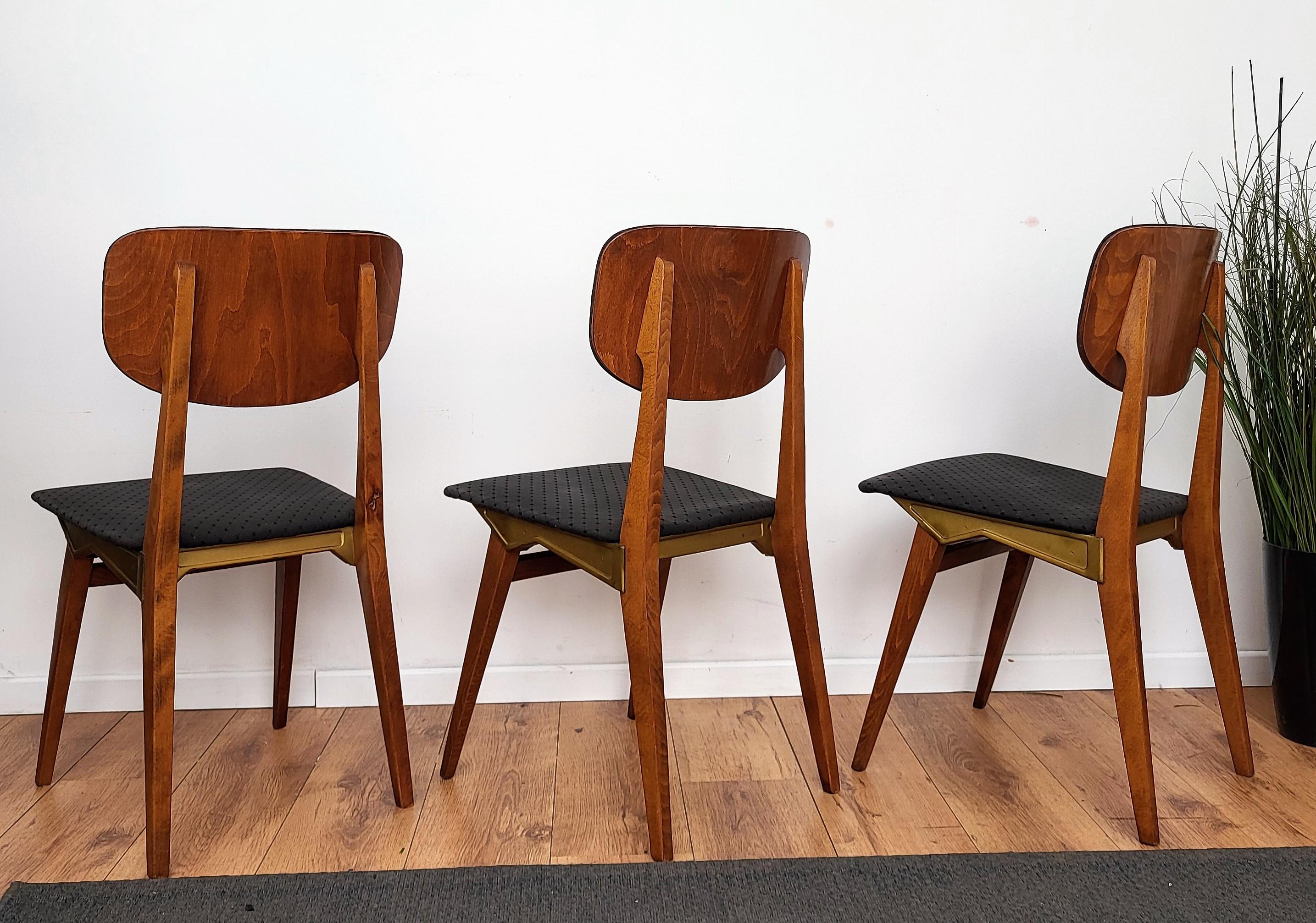 Ensemble de 8 chaises de salle à manger italiennes en bois de noyer et laiton rembourrées, de style mi-siècle moderne Bon état - En vente à Carimate, Como