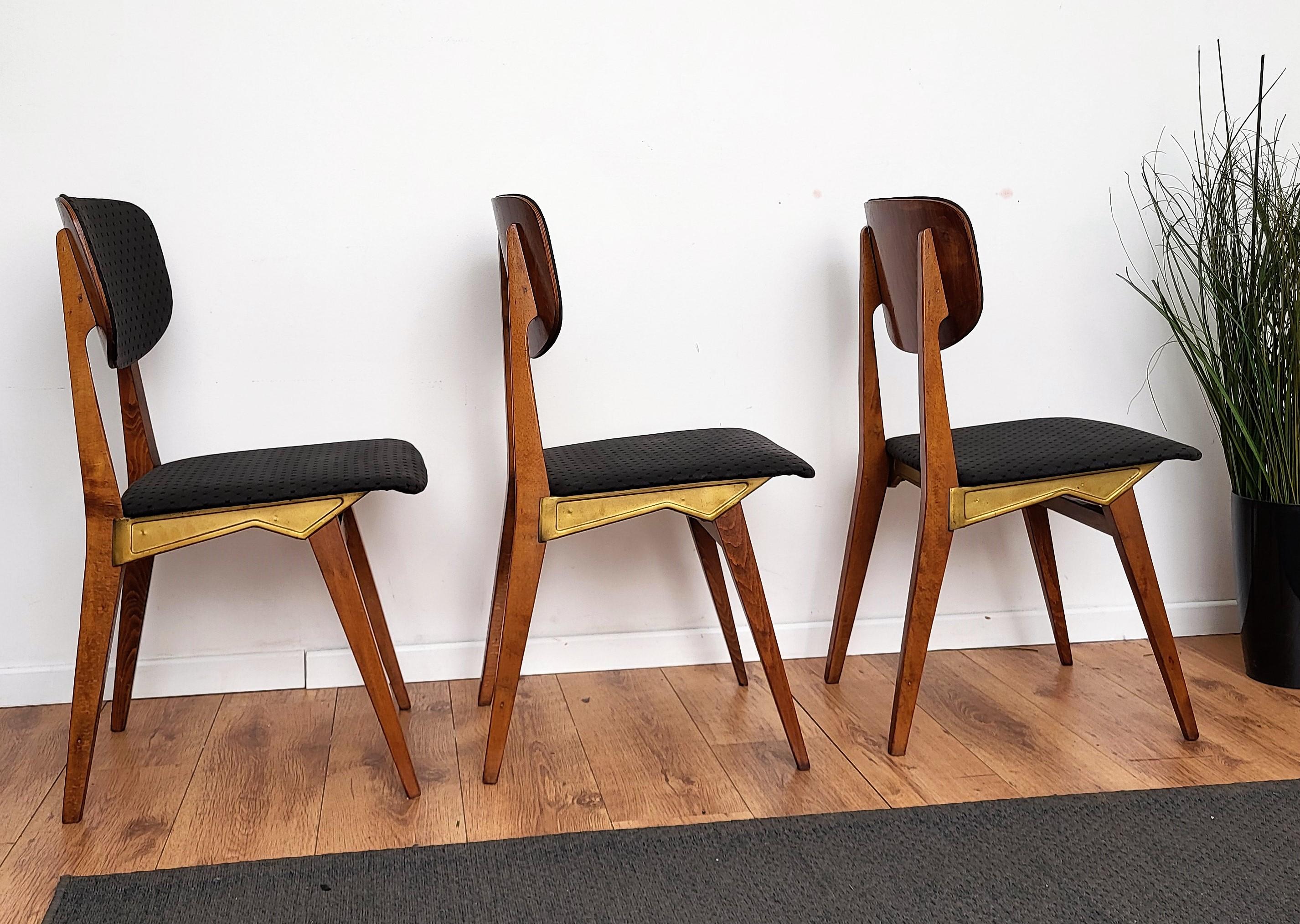 20ième siècle Ensemble de 8 chaises de salle à manger italiennes en bois de noyer et laiton rembourrées, de style mi-siècle moderne en vente