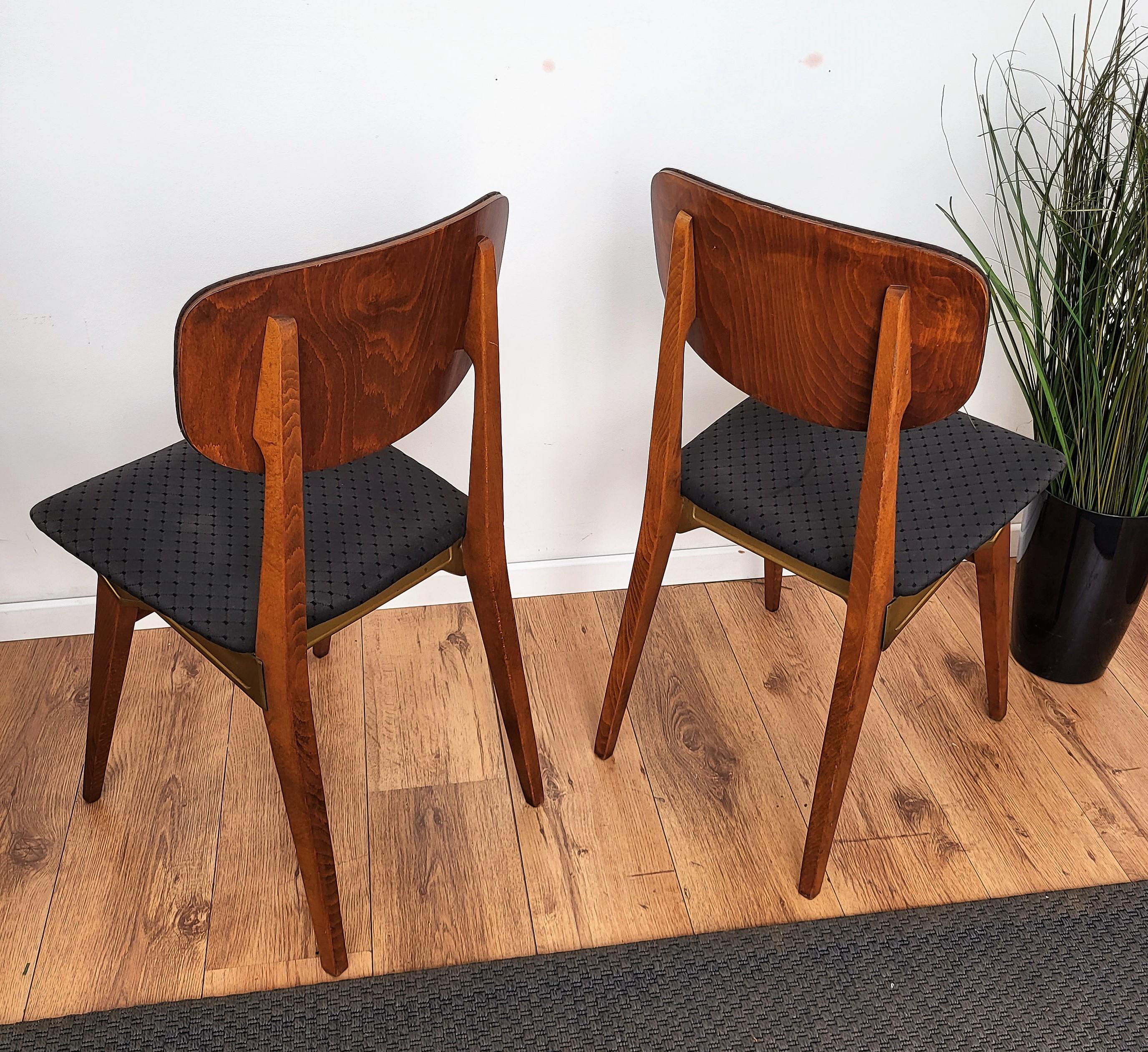 Laiton Ensemble de 8 chaises de salle à manger italiennes en bois de noyer et laiton rembourrées, de style mi-siècle moderne en vente