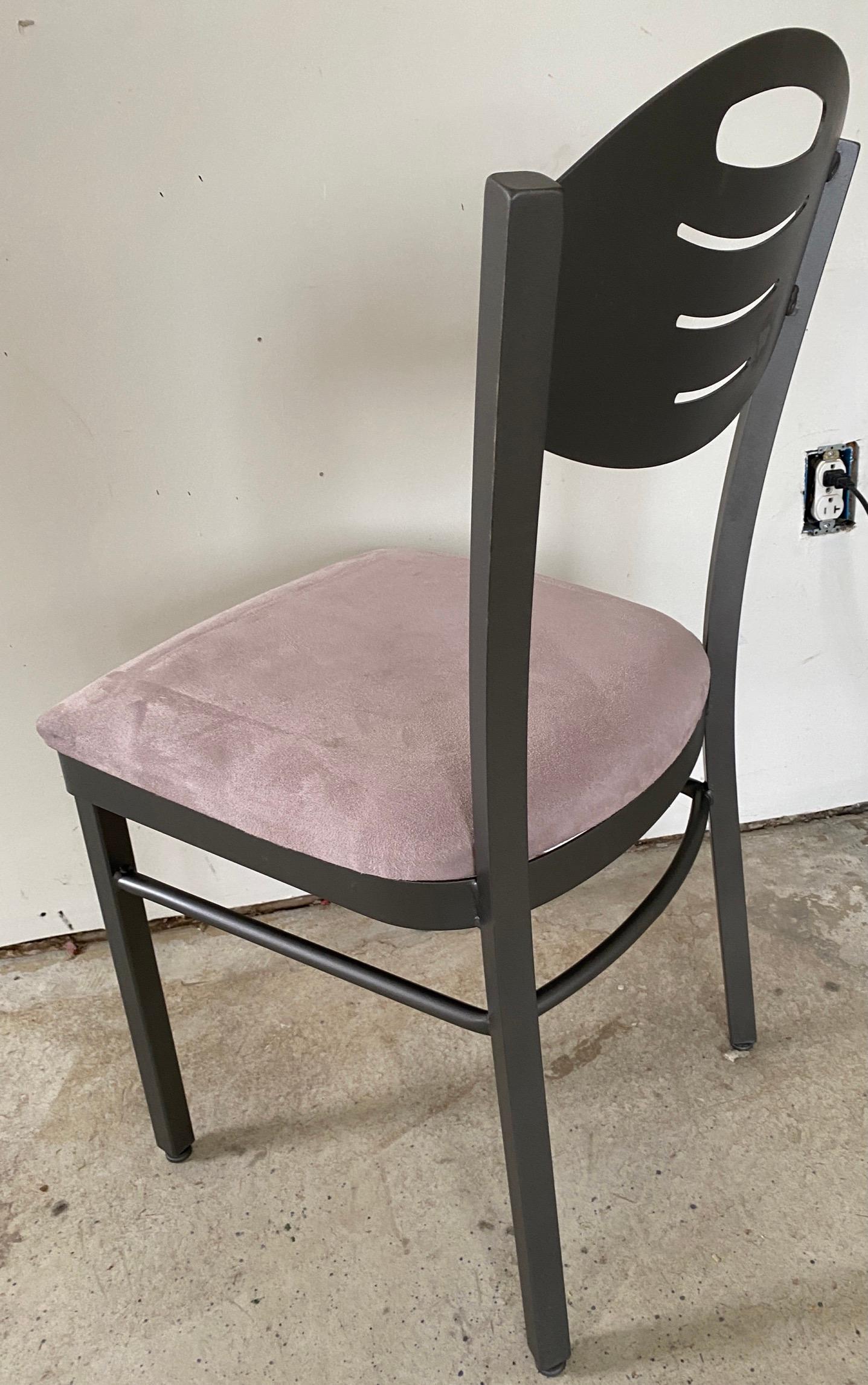 Ensemble de 8 chaises de salle à manger contemporaines MCM en métal peint en gris métal avec des sièges tapissés gris.
Ces chaises de style postmoderne sont à l'image du groupe Memphis de Michele De Lucci. 
Utilisez-les comme chaises de salle à
