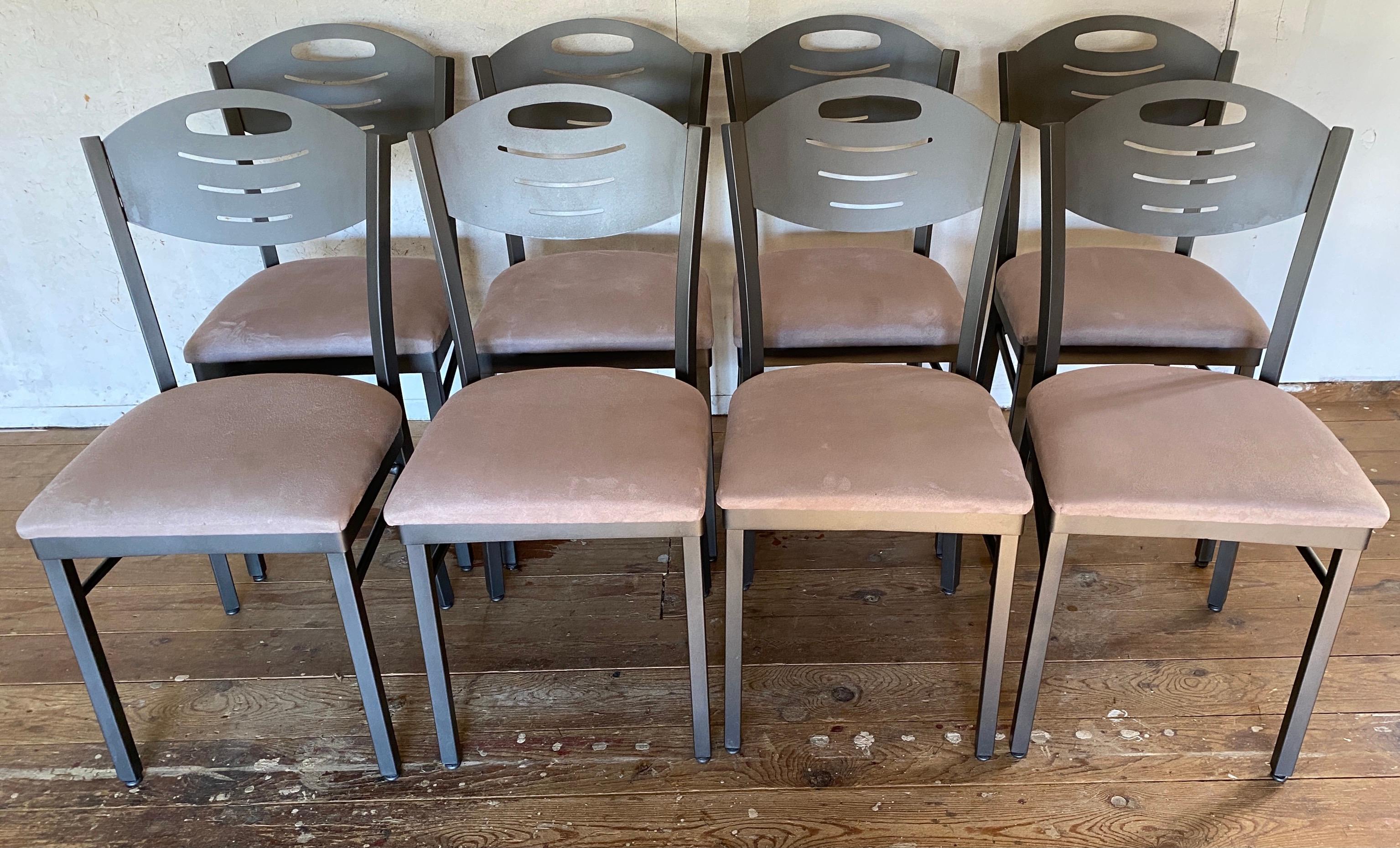 Postmoderne Ensemble de 8 chaises de salle à manger en métal de style mi-siècle moderne en vente