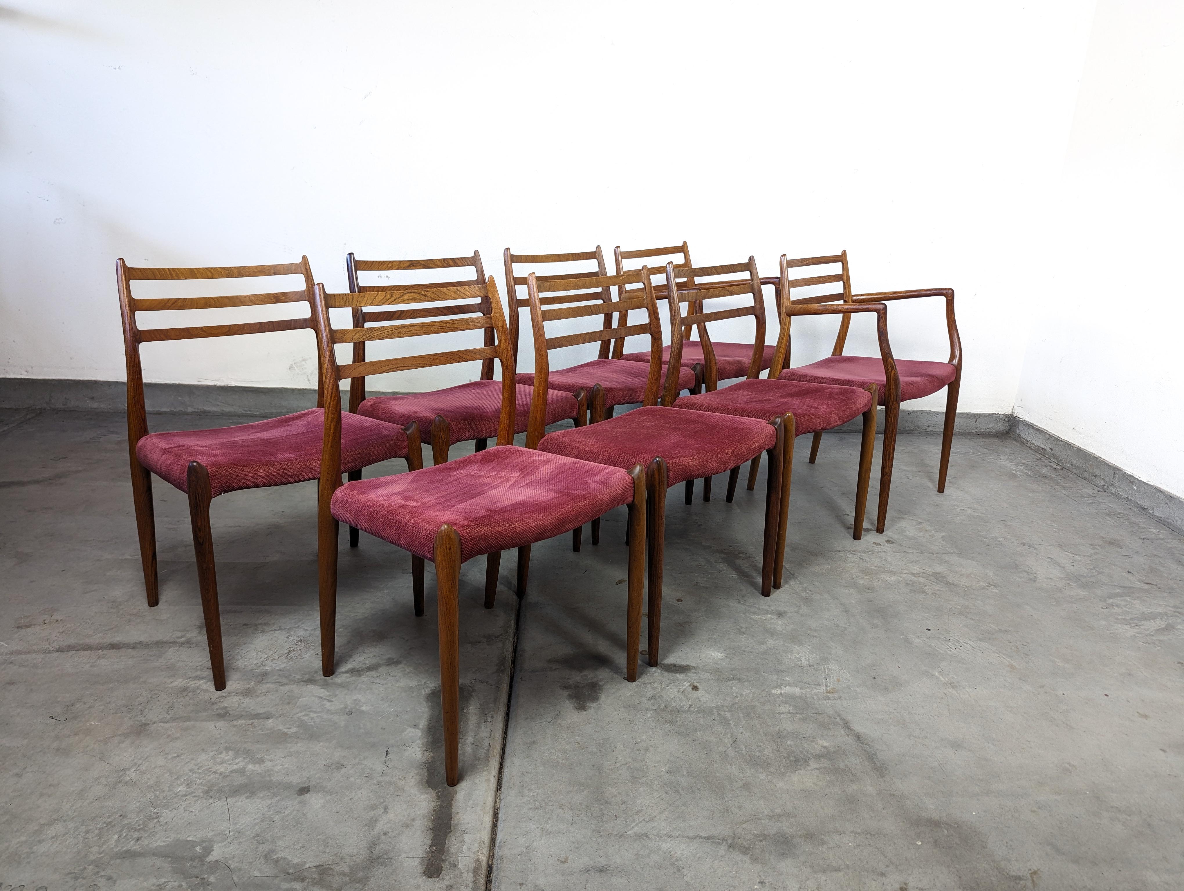 Wir freuen uns, dieses außergewöhnliche Set von acht modernen Esszimmerstühlen aus der Mitte des Jahrhunderts von dem bedeutenden dänischen Designer Niels O. Møller für J. L. Møller präsentieren zu können. Die bis in die 1960er Jahre