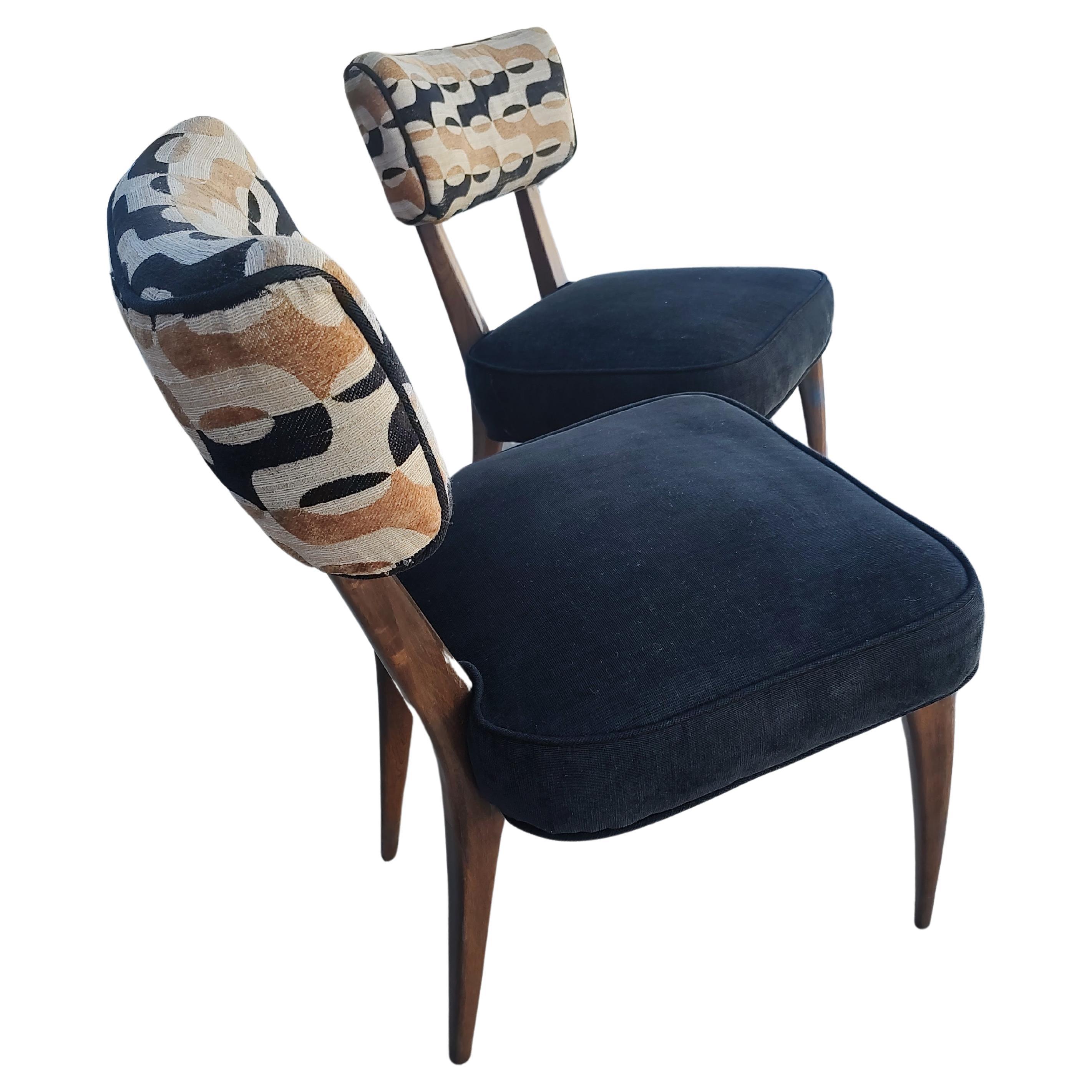 Tissu Ensemble de 8 chaises de salle à manger italiennes tapissées, sculpturales et modernes du milieu du siècle dernier  en vente