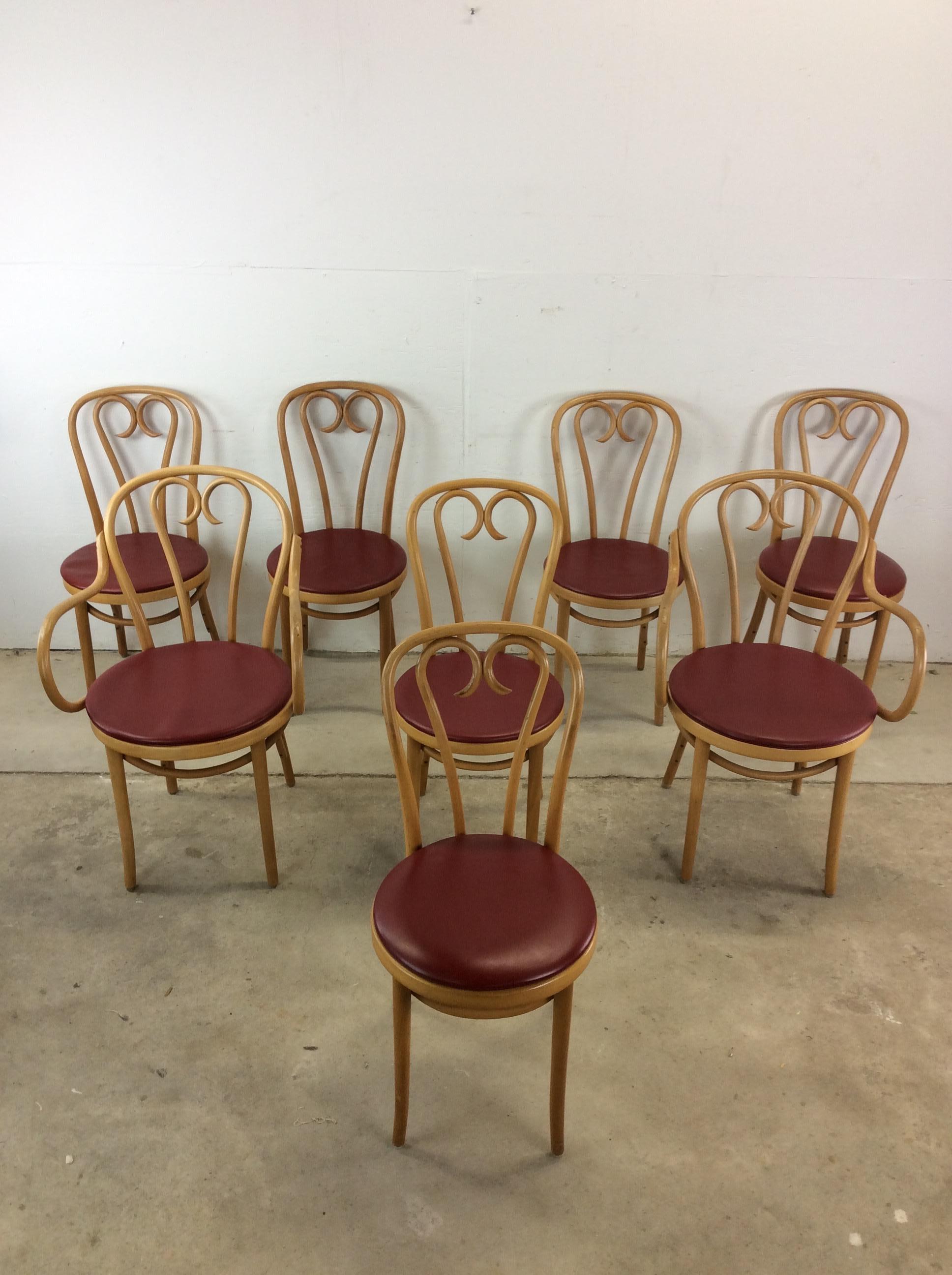 Questo set di 8 sedie da pranzo in stile Thonet presenta una struttura in legno curvato, una finitura originale, due poltrone, sei sedie laterali e una tappezzeria vintage. Prodotto in Polonia.

Dimensioni: 15w 20d 35,5h 19sh 

Note sulle