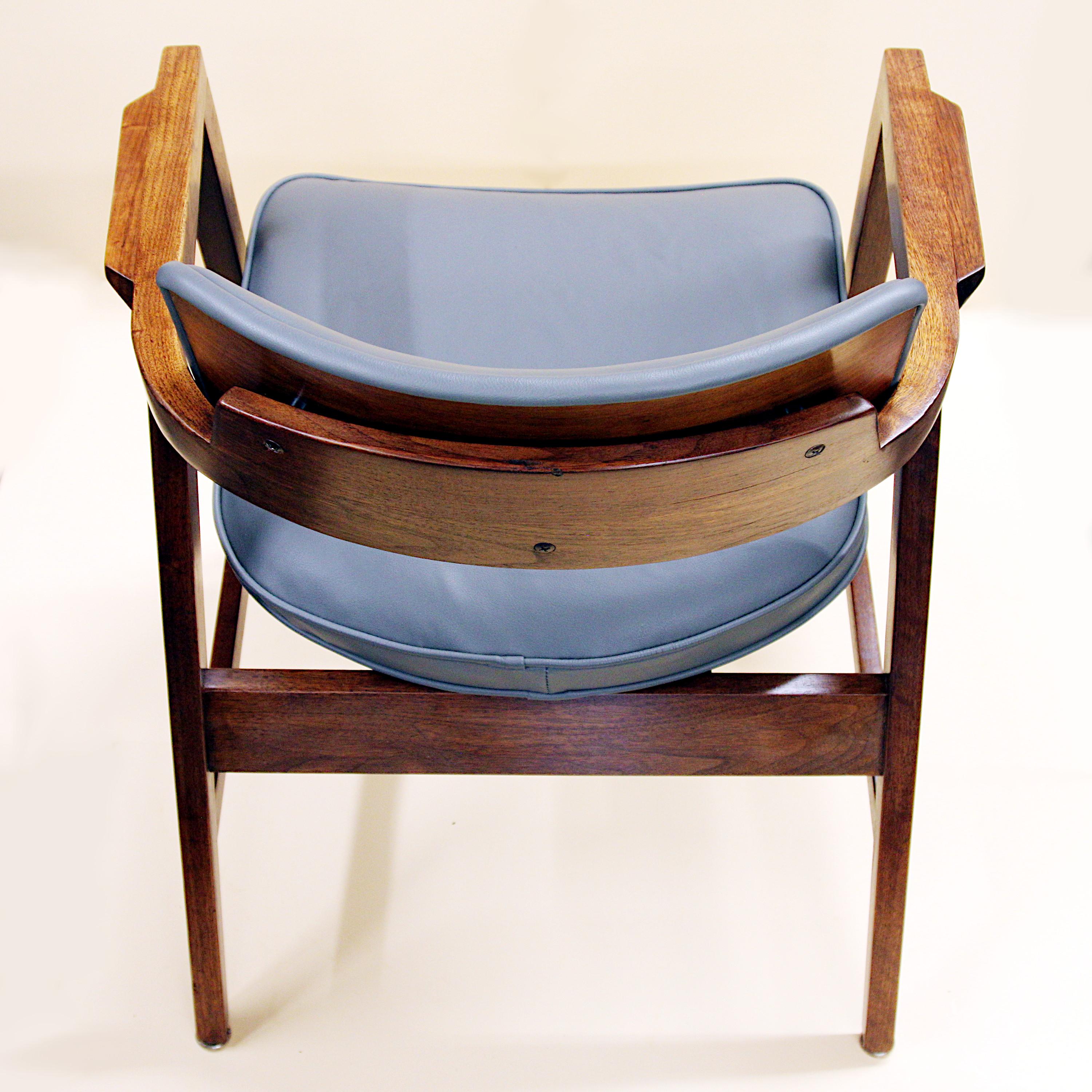 Ensemble de 8 chaises de salle à manger en noyer et cuir gris de style mi-siècle moderne par Gunlocke en vente 5