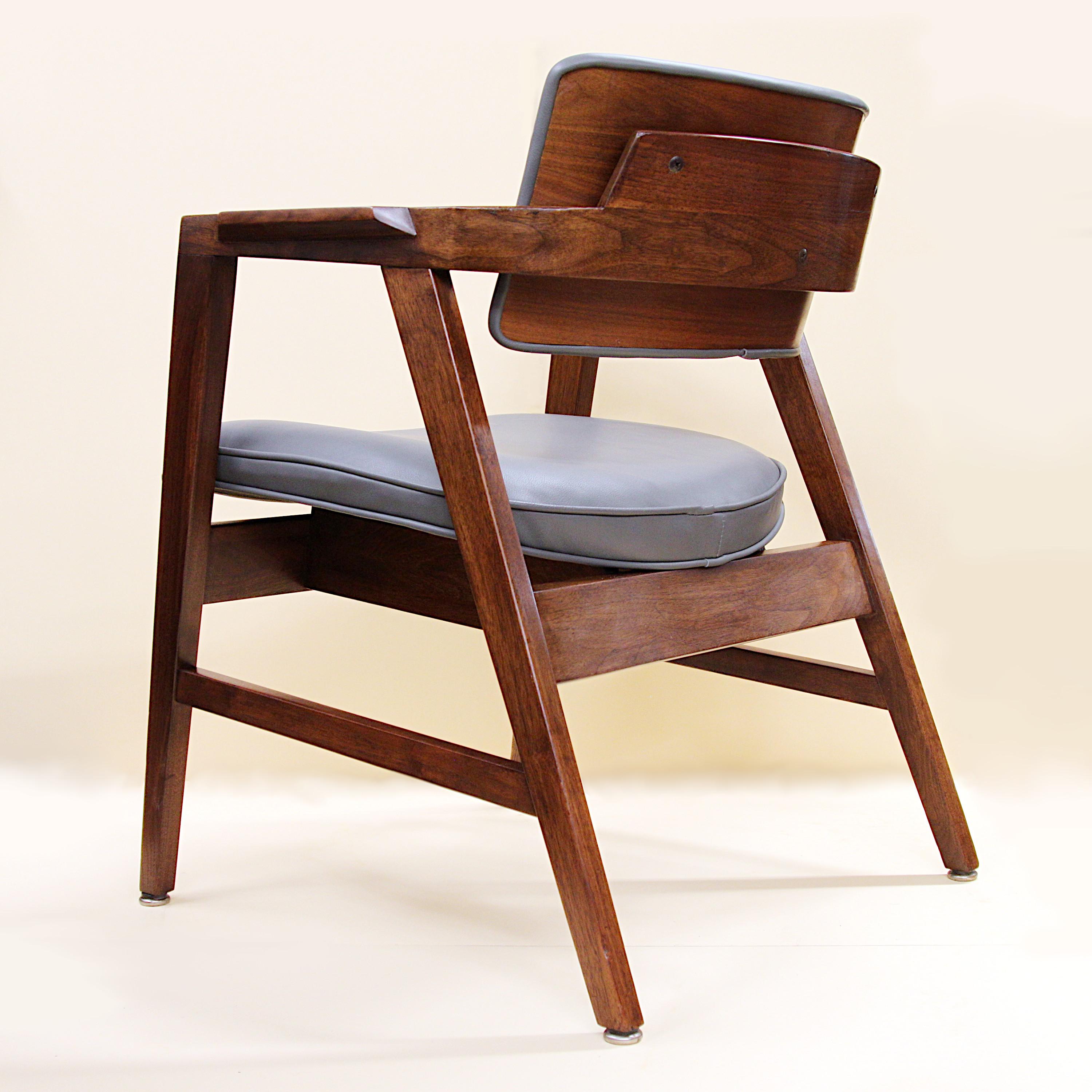 American Set of 8 Mid-Century Modern Walnut & Gray Leather Dining Chairs by Gunlocke