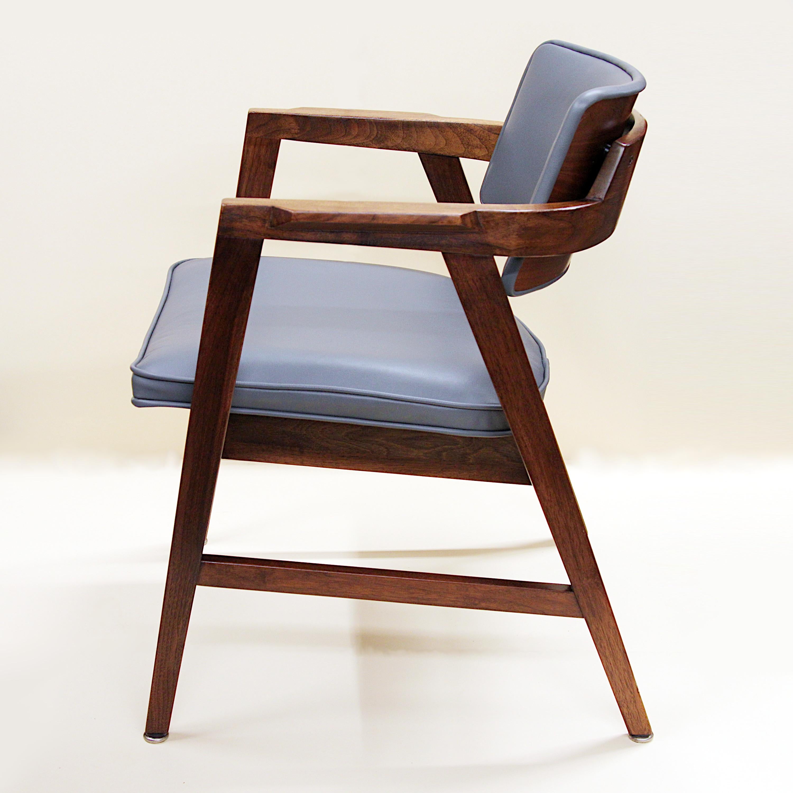 Américain Ensemble de 8 chaises de salle à manger en noyer et cuir gris de style mi-siècle moderne par Gunlocke en vente