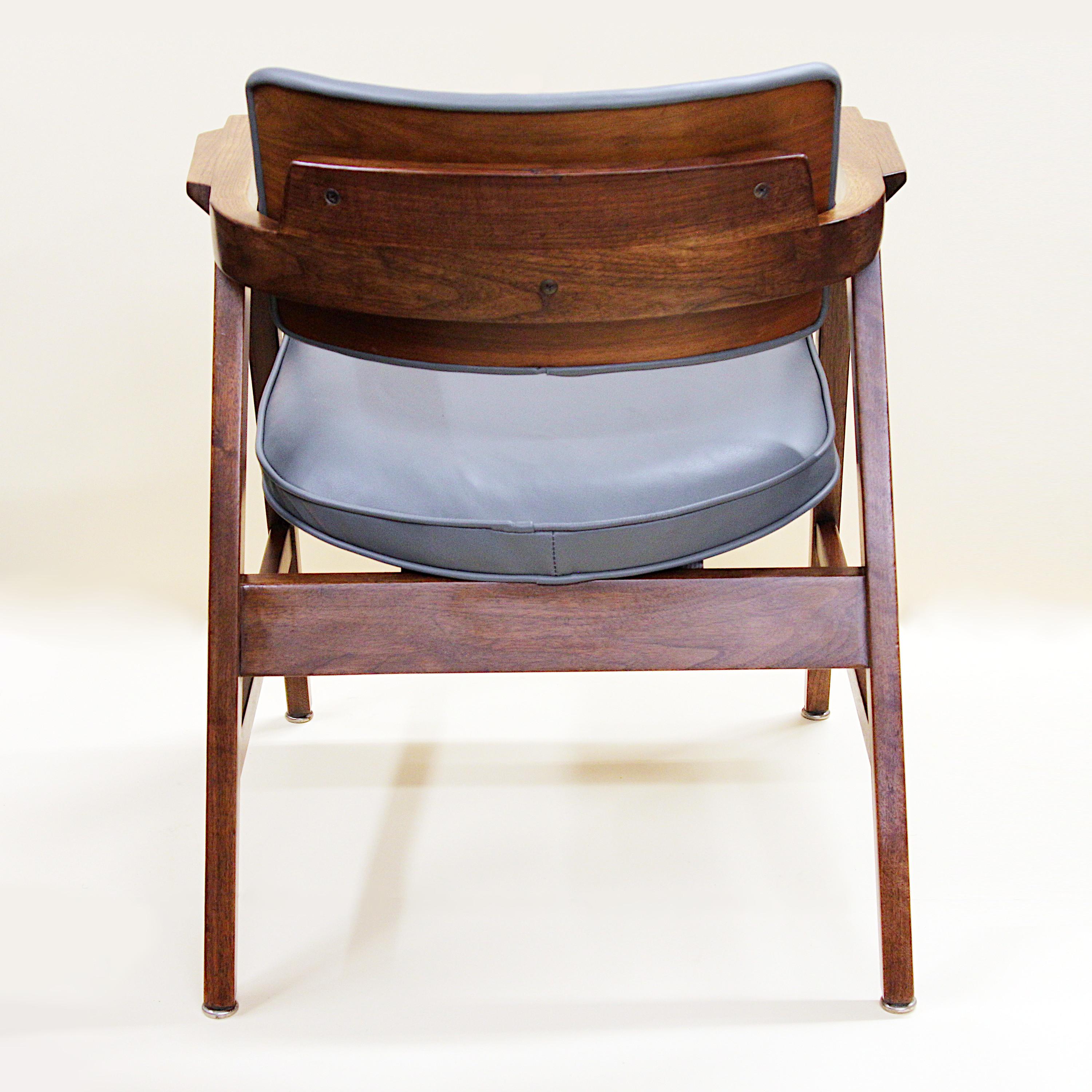 Satz von 8 modernen Esszimmerstühlen aus Nussbaum und grauem Leder von Gunlocke aus der Mitte des Jahrhunderts im Zustand „Gut“ im Angebot in Lafayette, IN