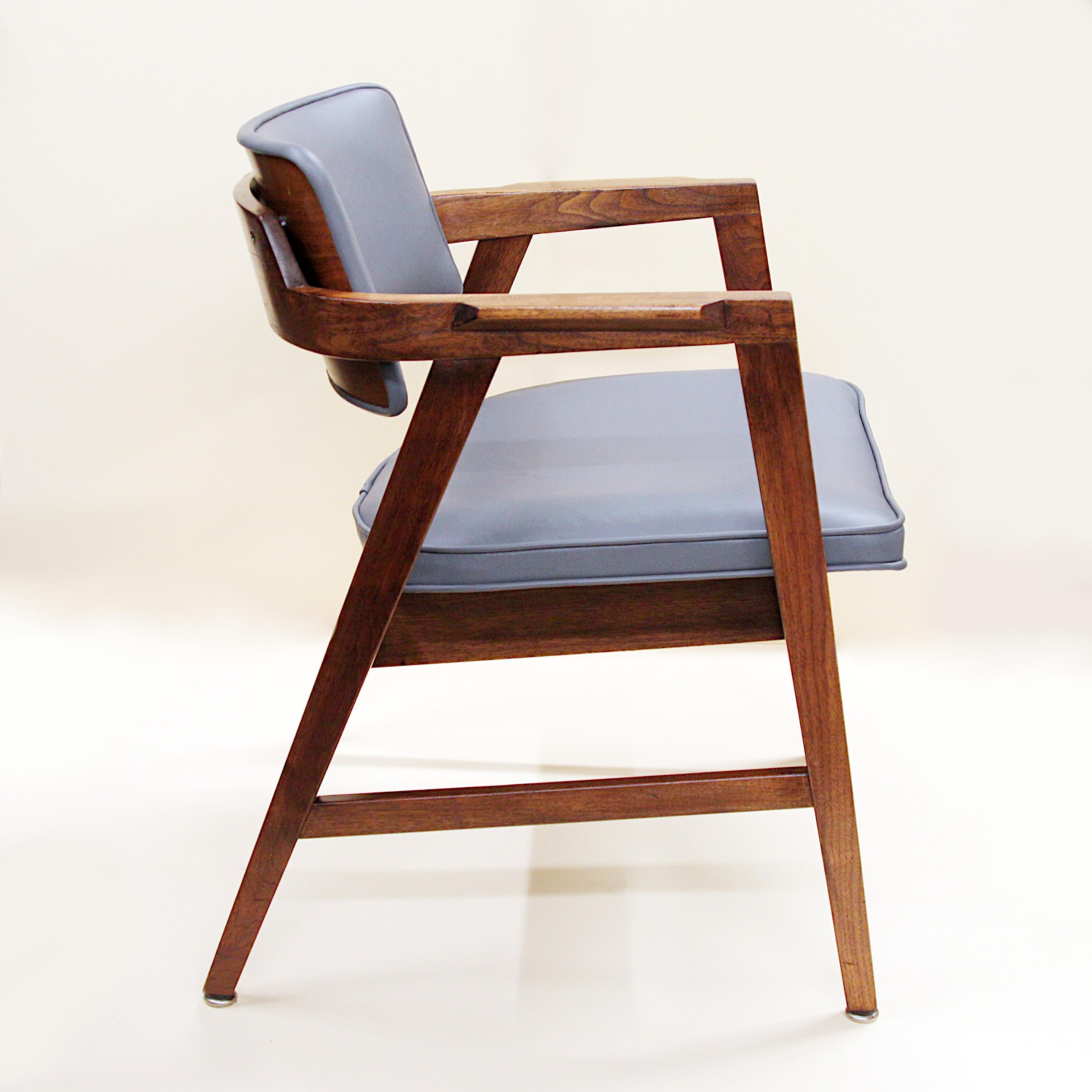 Cuir Ensemble de 8 chaises de salle à manger en noyer et cuir gris de style mi-siècle moderne par Gunlocke en vente