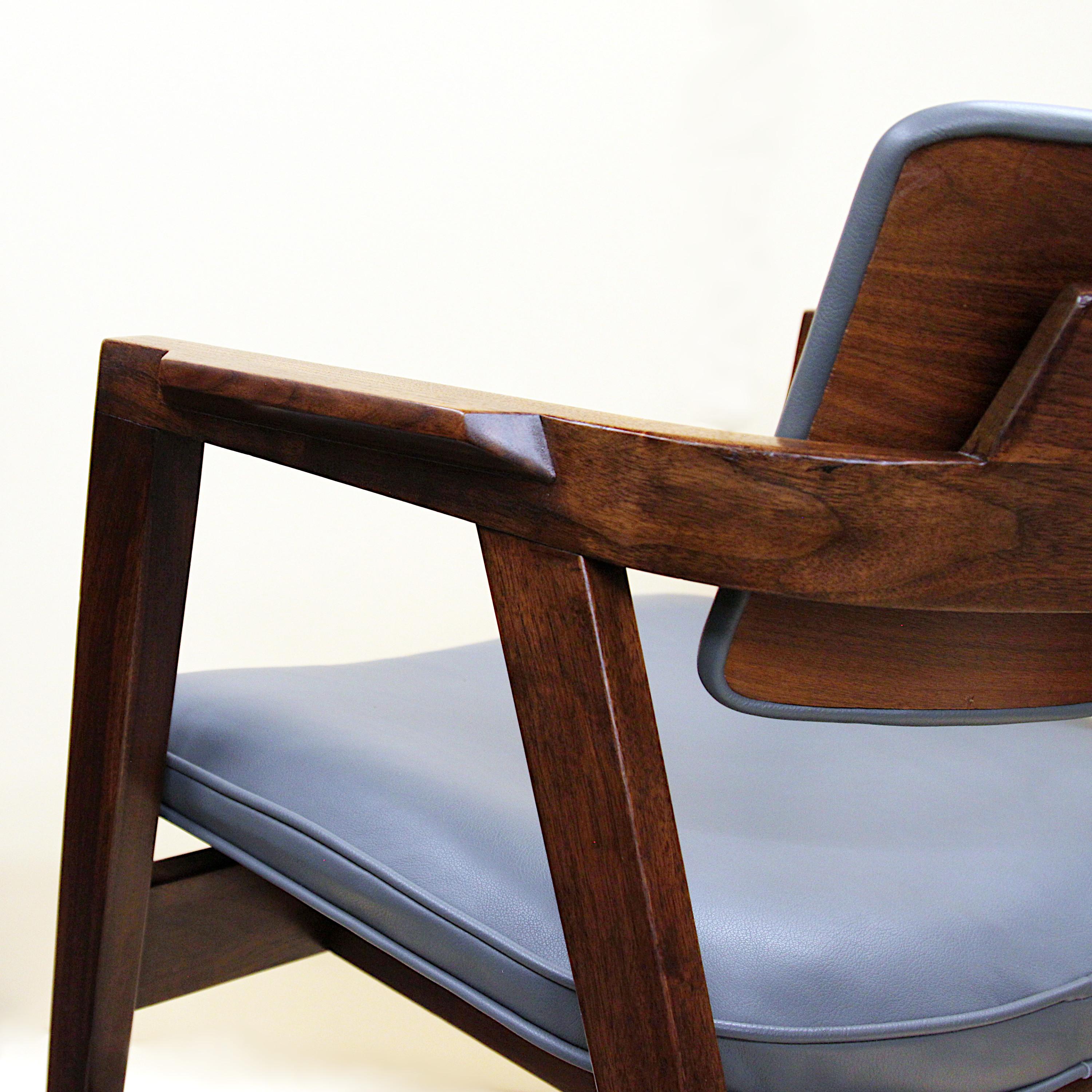Ensemble de 8 chaises de salle à manger en noyer et cuir gris de style mi-siècle moderne par Gunlocke en vente 2