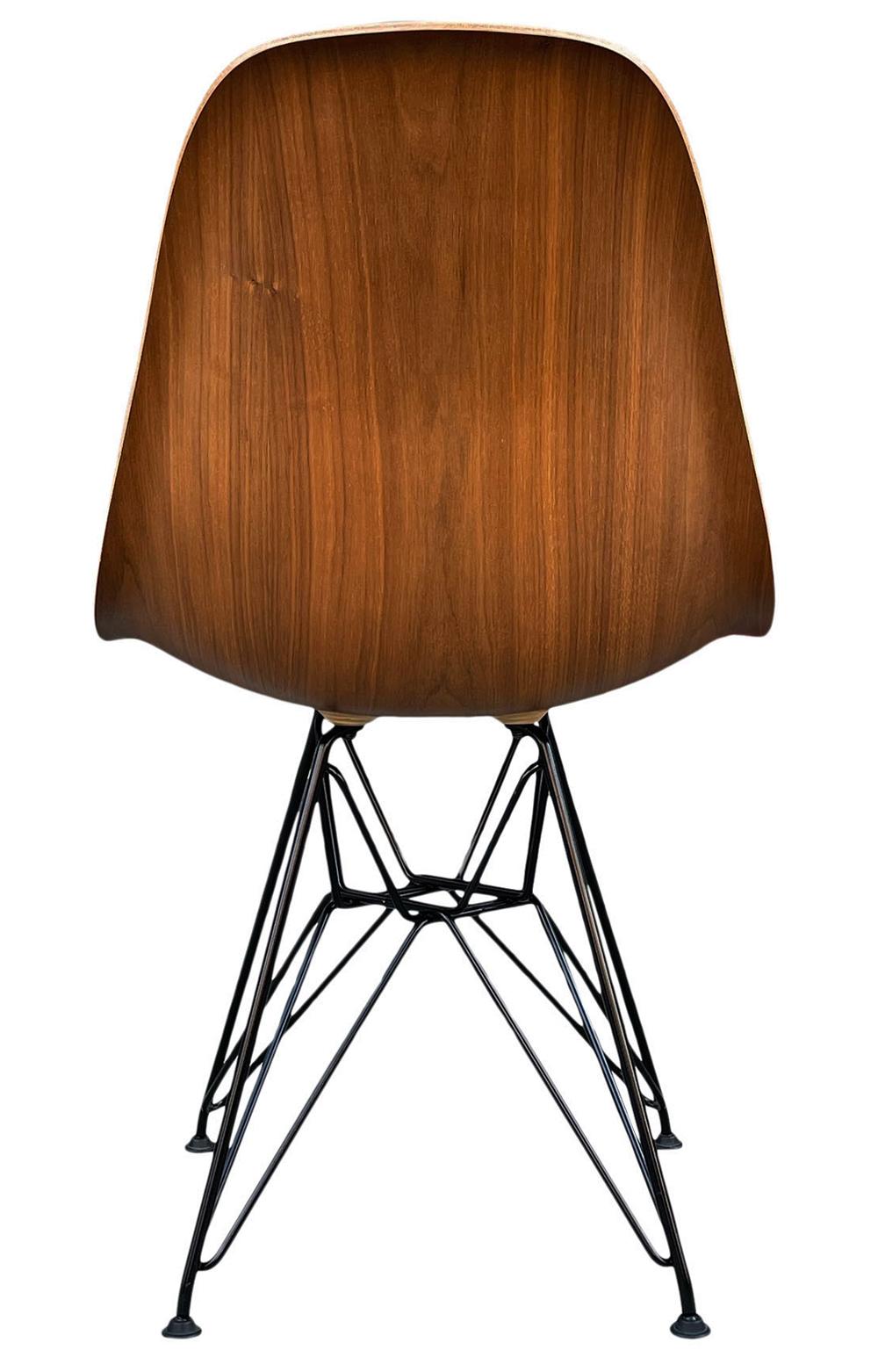 Satz von 8 modernen Esszimmerstühlen aus Nussbaumholz mit Muscheln von Charles Eames aus der Mitte des Jahrhunderts im Angebot 4
