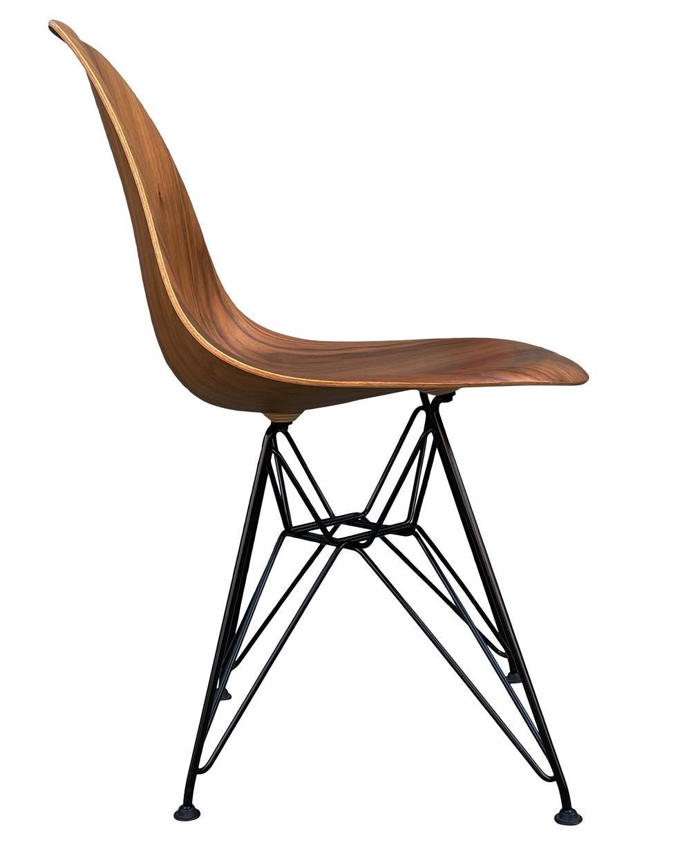 Satz von 8 modernen Esszimmerstühlen aus Nussbaumholz mit Muscheln von Charles Eames aus der Mitte des Jahrhunderts (amerikanisch) im Angebot