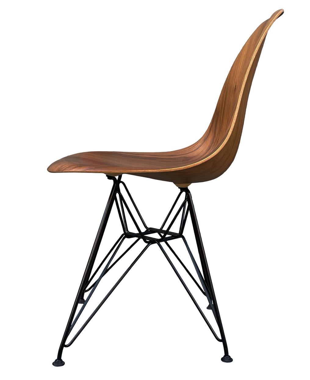 XXIe siècle et contemporain Ensemble de 8 chaises de salle à manger coquillage en bois de noyer, de style moderne du milieu du siècle dernier, par Charles Eames en vente
