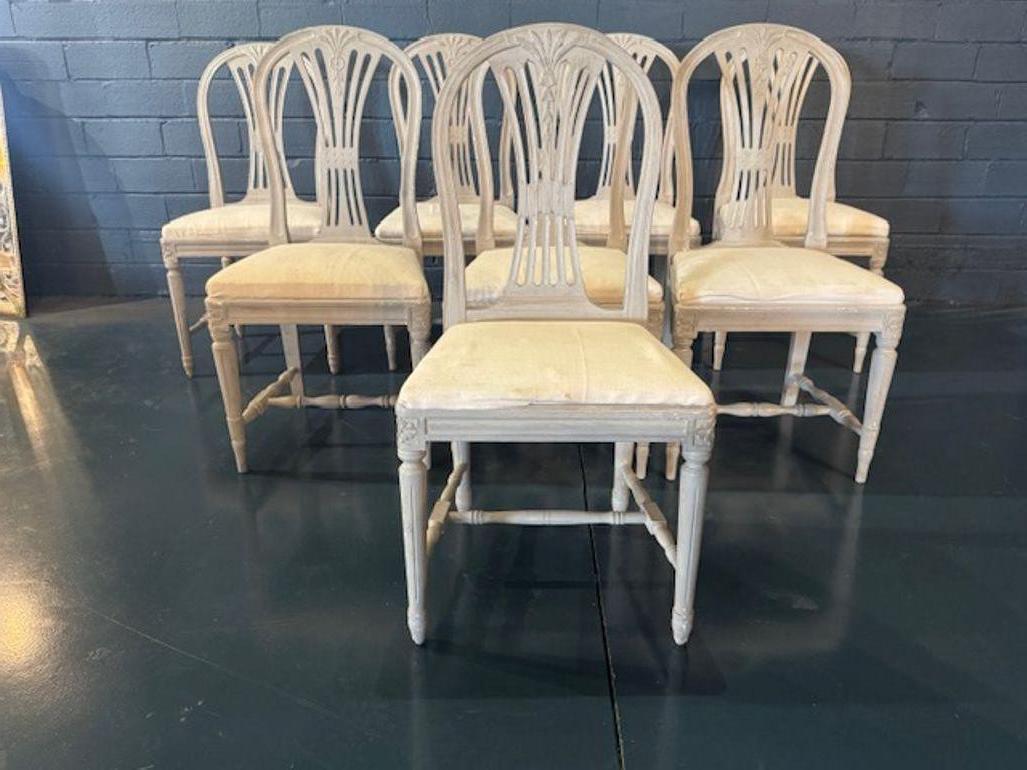 Suédois Ensemble de 8 chaises de salle à manger de style suédois gustavien du milieu du siècle dernier en vente