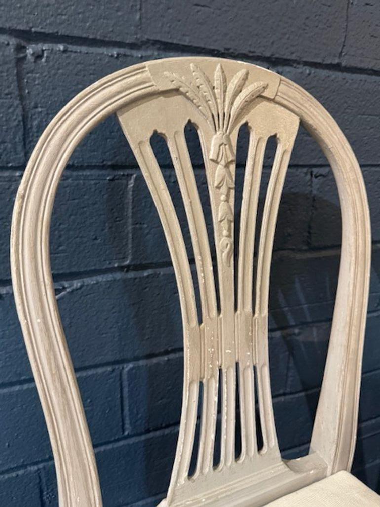 Sculpté Ensemble de 8 chaises de salle à manger de style suédois gustavien du milieu du siècle dernier en vente