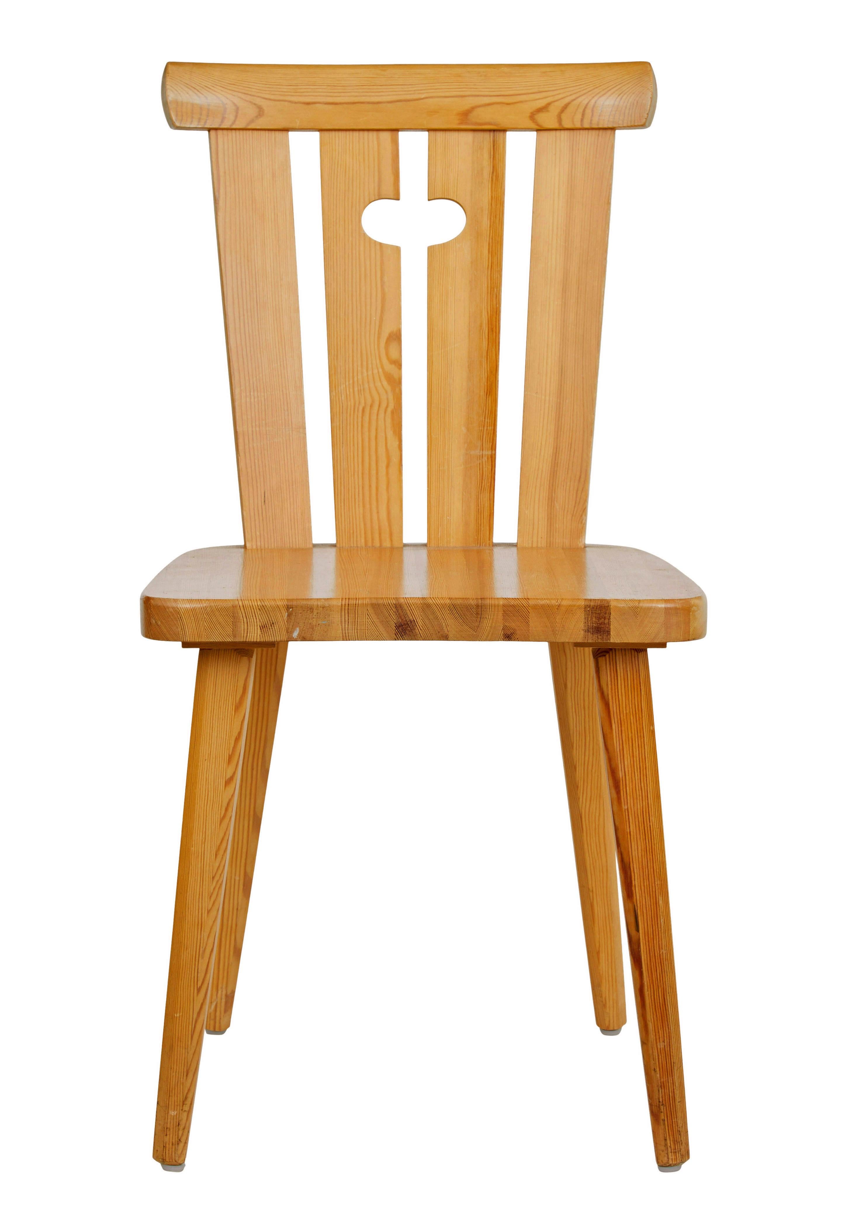 Pratico set di sedie da pranzo svedesi degli anni '70.

Schienale sagomato con 4 doghe posteriori con maniglia per il trasporto. Seduta semplice, in piedi su gambe affusolate.

Design semplice, elegante e confortevole.

Buon colore di pino ricco. Si