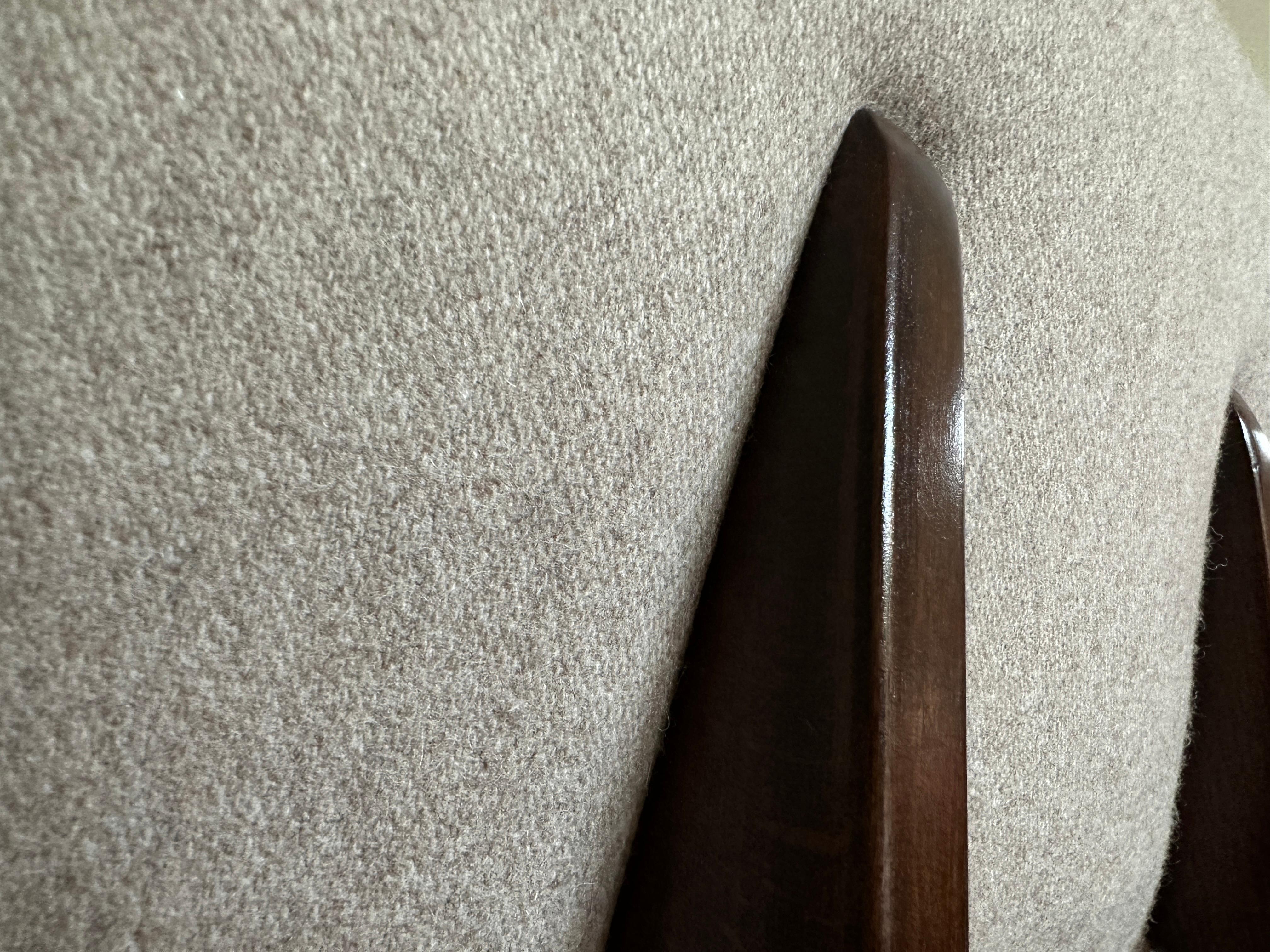 Juego de 8 Sillas de Comedor Mariposa de Lana Beige, Polonia, Años 60 Hecho a mano en venta