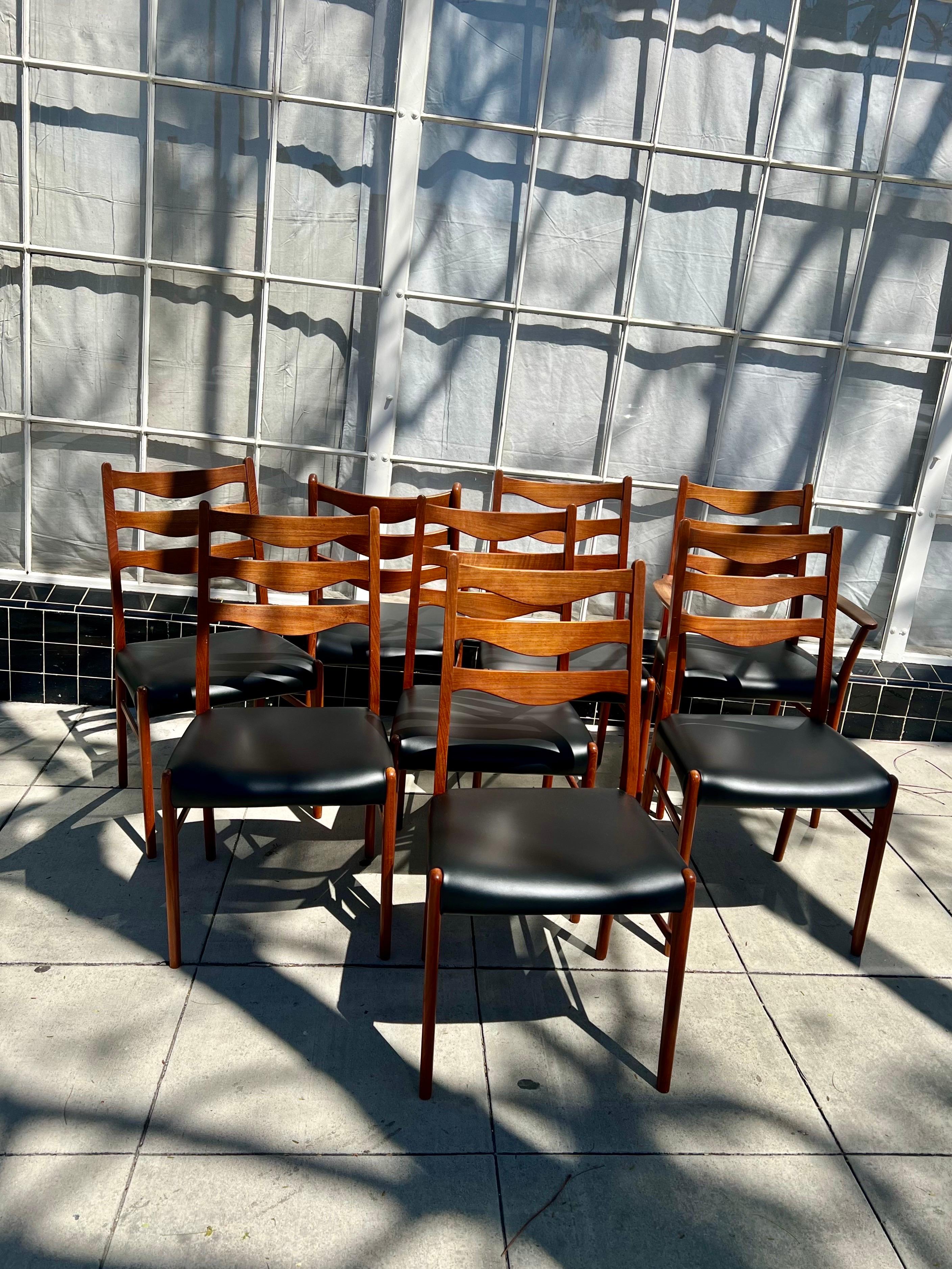  Set of 8, Midcentury Danish Modern by Arne Wahl Iversen Dining Chairs in Teak In Good Condition For Sale In San Diego, CA