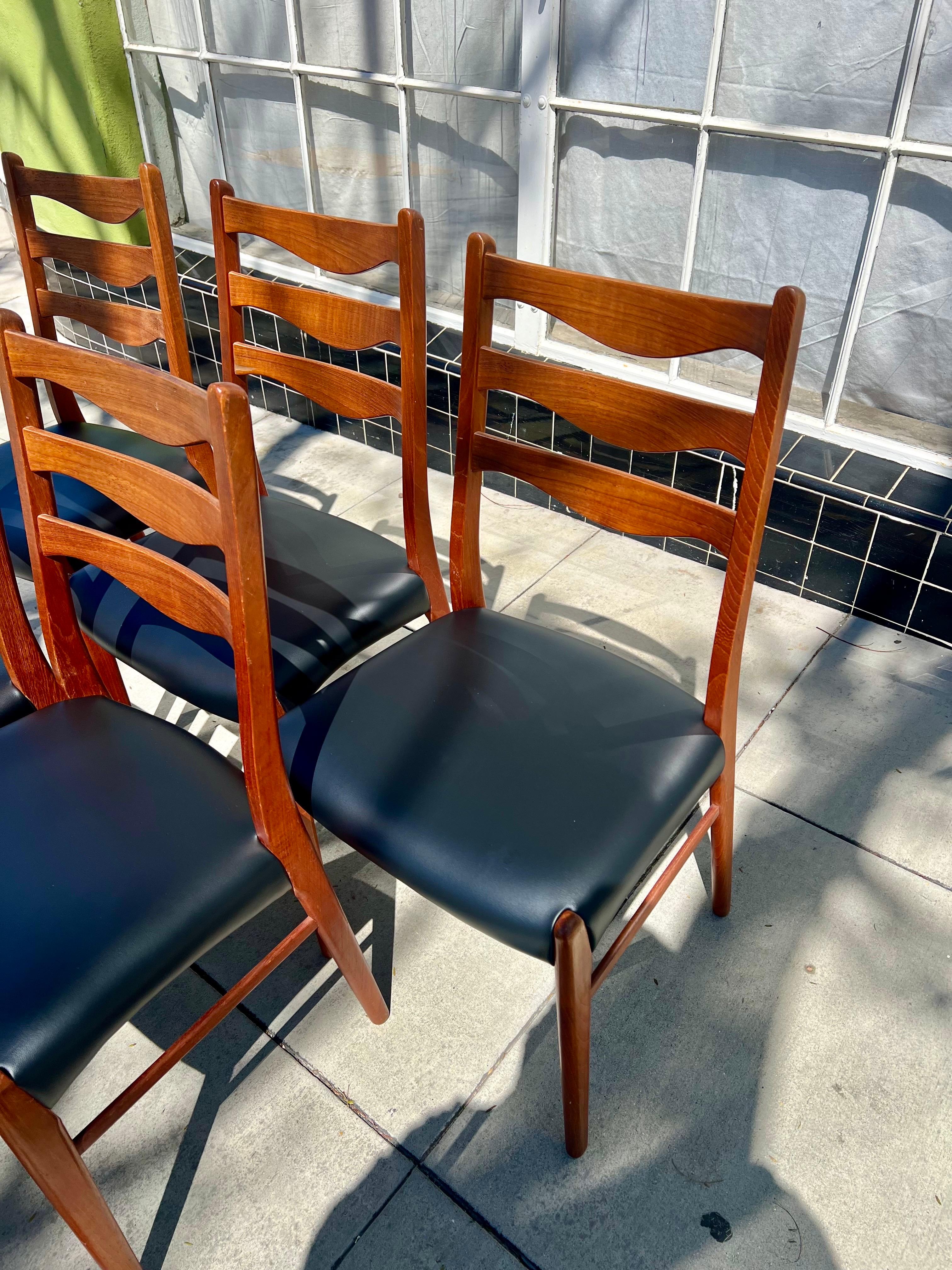20th Century  Set of 8, Midcentury Danish Modern by Arne Wahl Iversen Dining Chairs in Teak For Sale