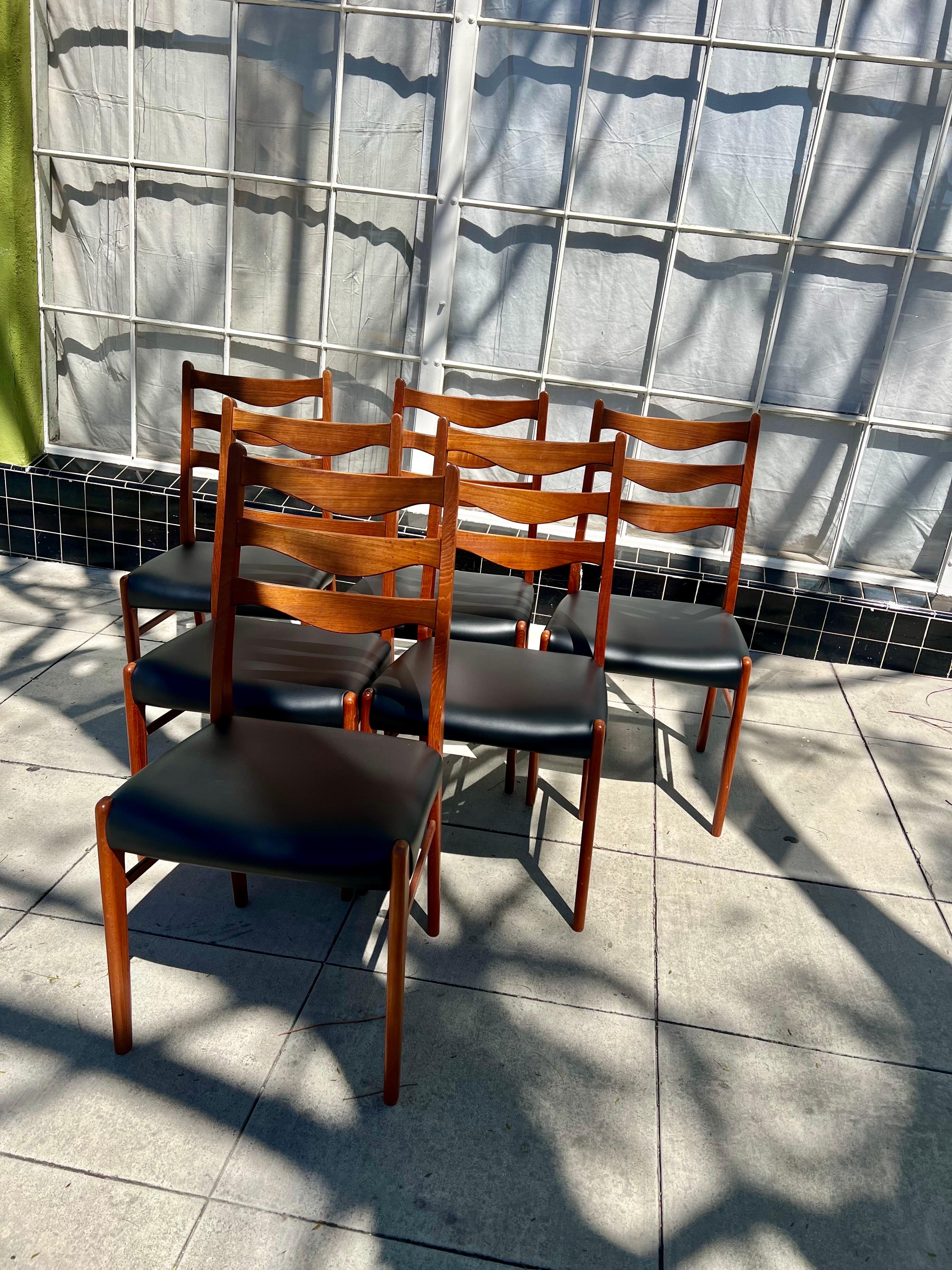  Set of 8, Midcentury Danish Modern by Arne Wahl Iversen Dining Chairs in Teak For Sale 1