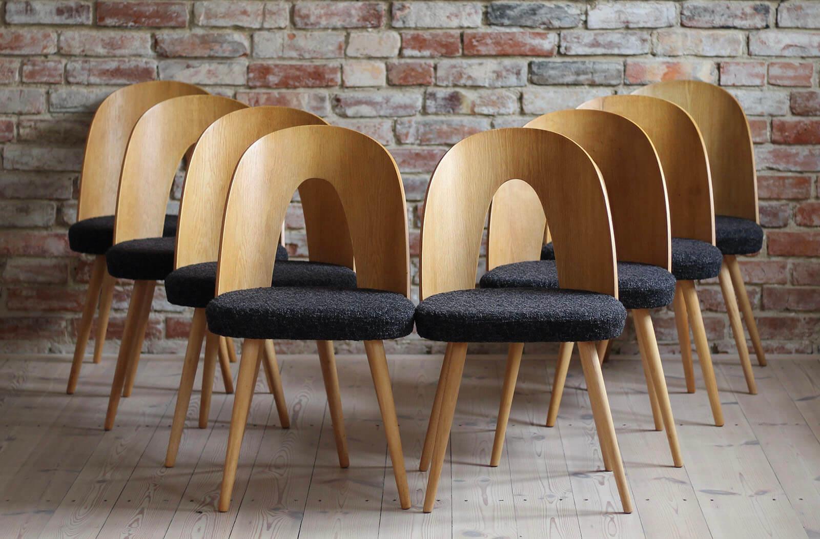 Tchèque Ensemble de 8 chaises de salle à manger Mid-Century par a.Šuman, tapisserie personnalisable disponible en vente