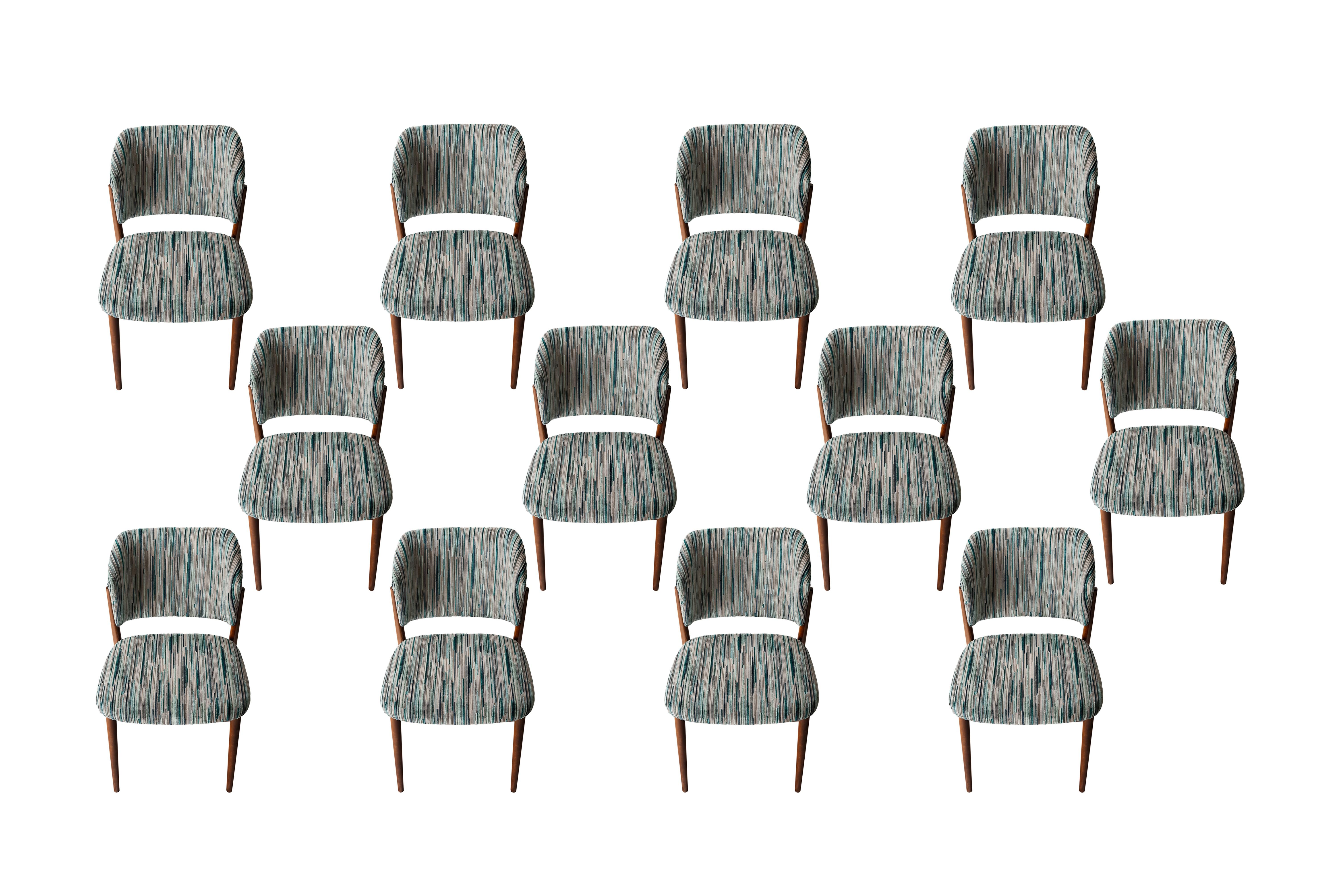 Midcentury teak Arne Vodder for France & Daverkosen Denmark dining chairs, 1060s.

1 set of 8 dining chairs teak with new upholstery (Filament Velvet 3 - Blue mood by Aldeco). Design by Arne Vodder in the 1960s. Gorgeous organic design with deep