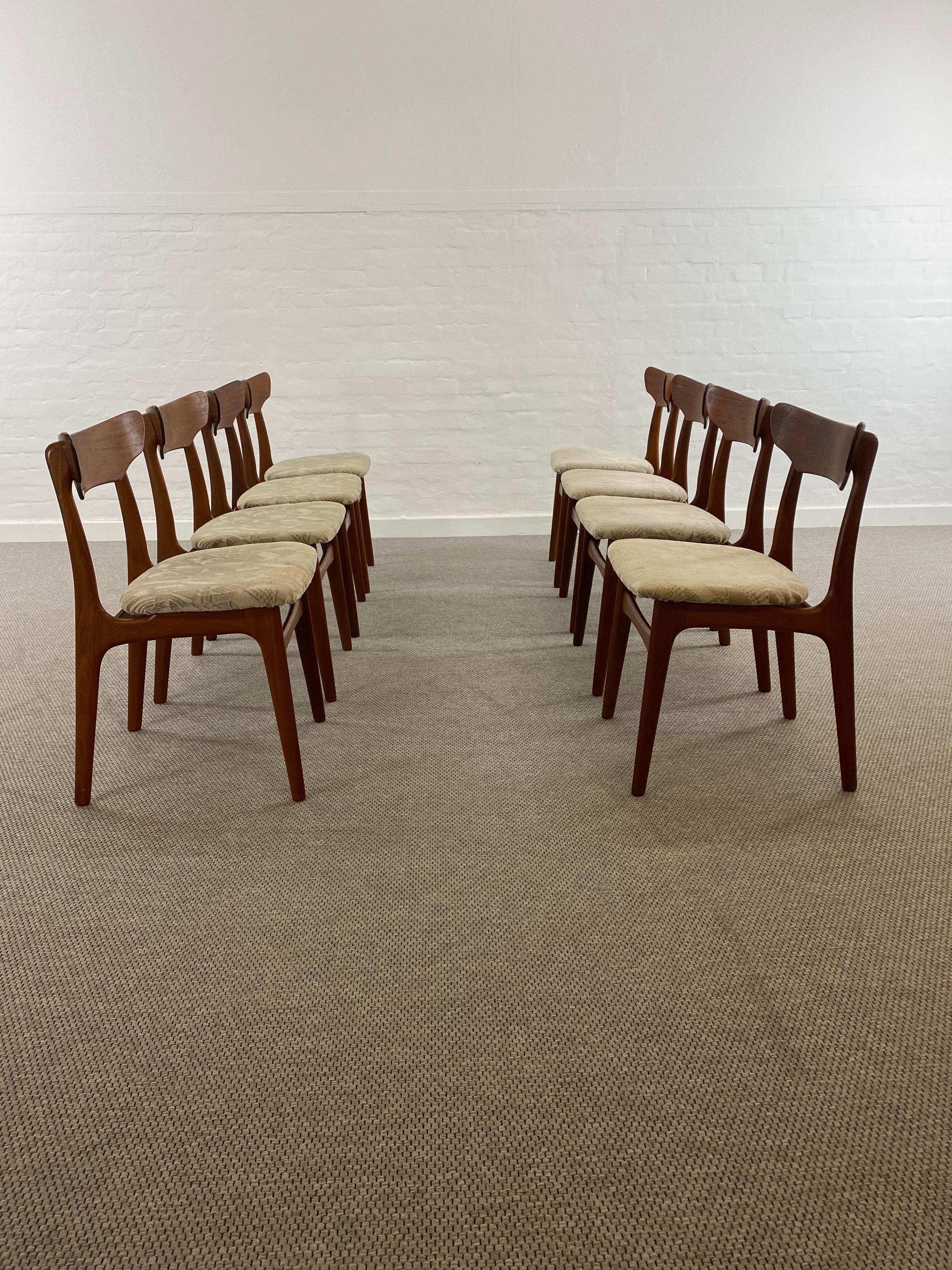 A beautiful and rare Set of 8 midcentury Teak Chairs from Schionning & Elgaard, manufactured by Randers Møbelfabrik, Denmark 1960s.
These chairs are made of solid teak wood and have an nice shape especially of the backrests.
The chairs seem to be