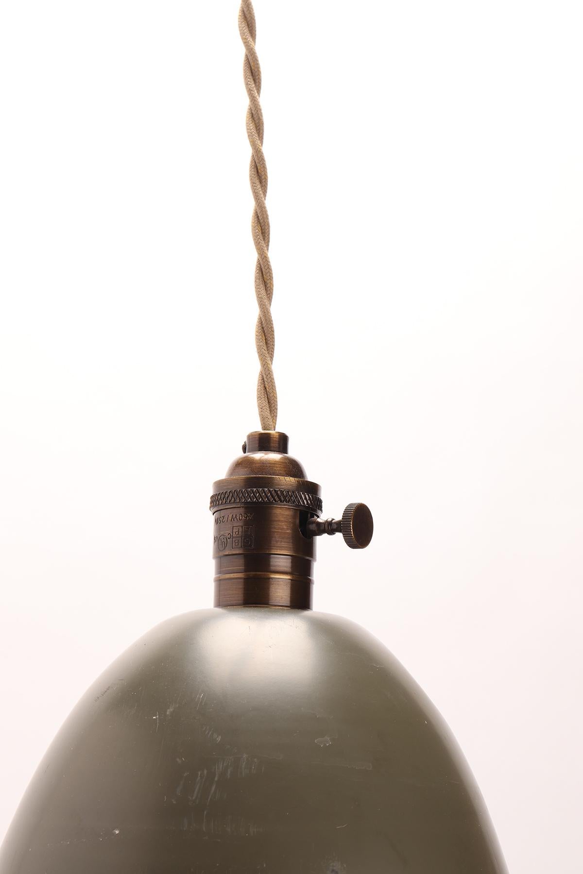 Set of 8 military hanging lights, USA 1940.  In Good Condition For Sale In Milan, IT