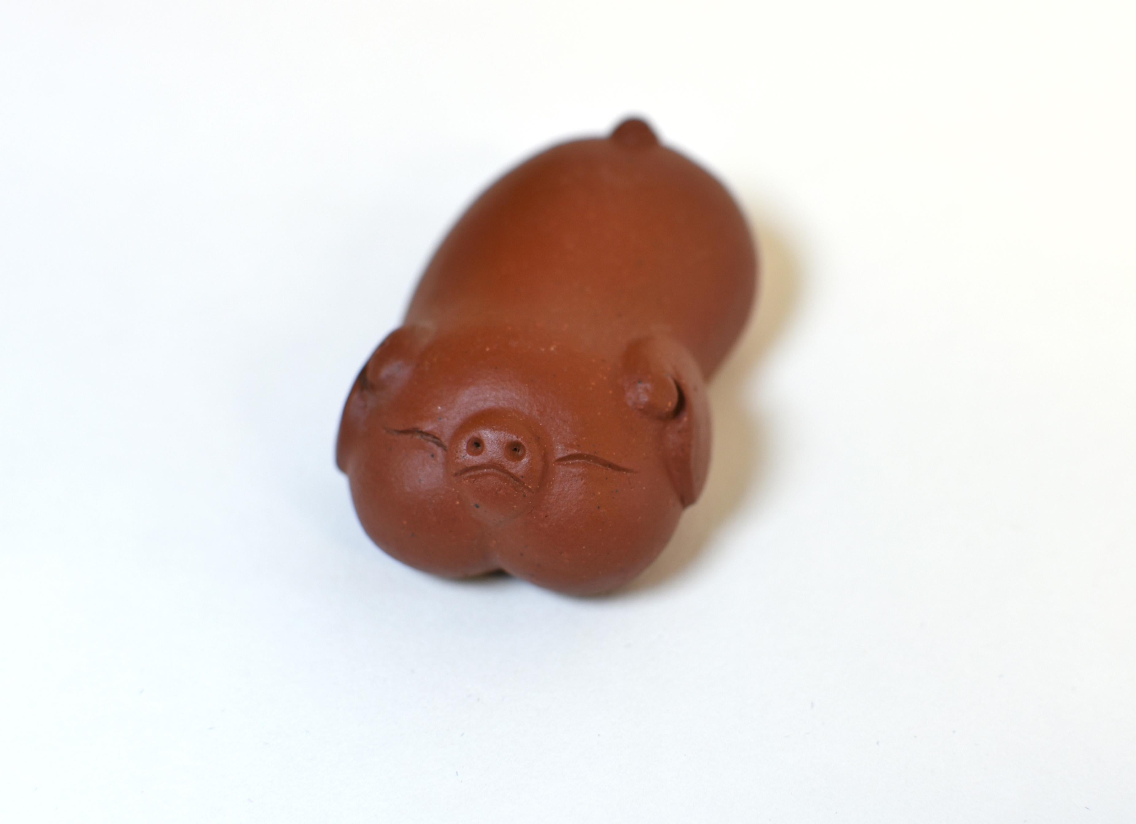 Fatto a mano Set di 8 mini maiali in terracotta, animali da tè e fermacarte in vendita