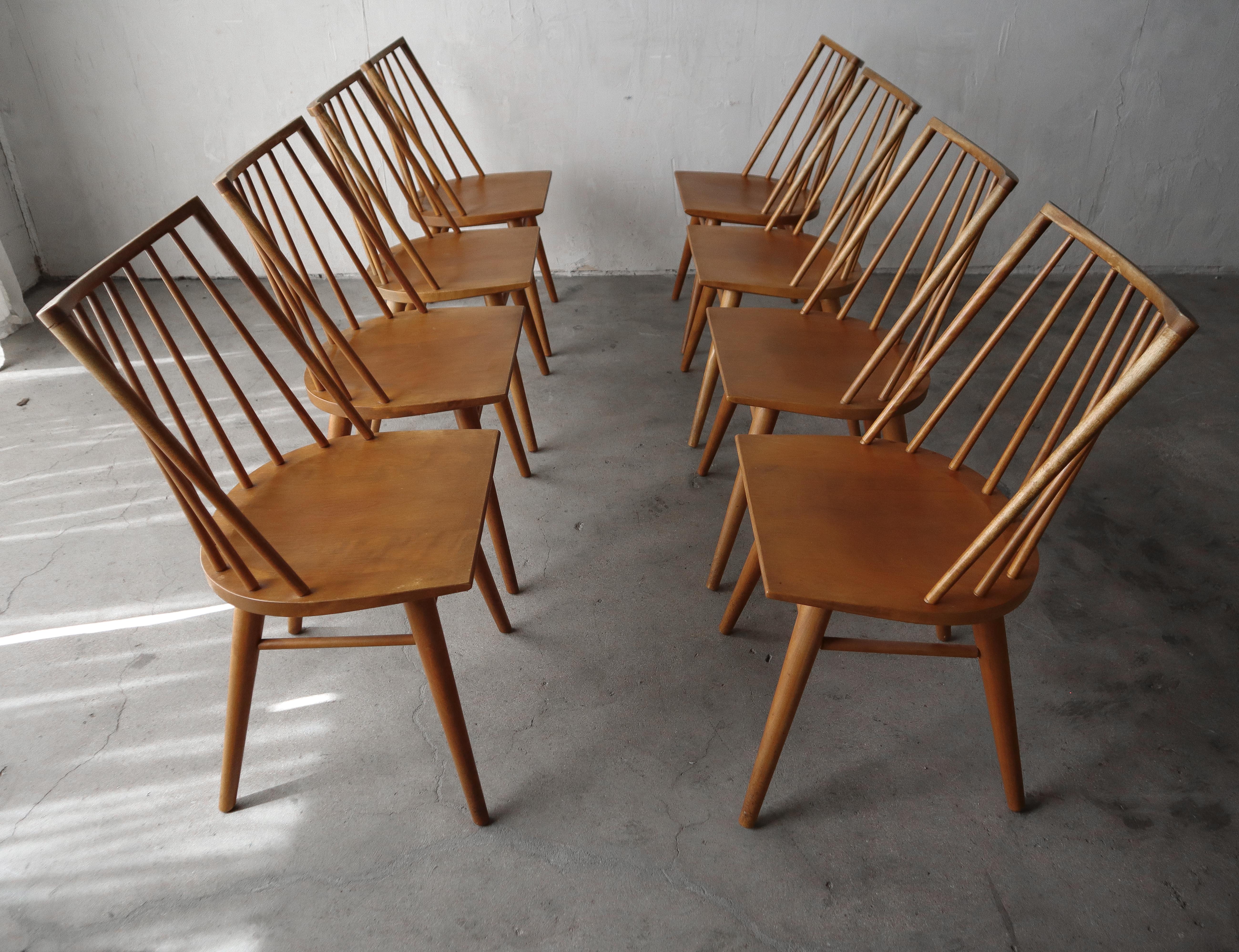 Schöner Satz von 8 Esstischstühlen mit Spindelrücken aus der Mitte des Jahrhunderts von Conant Ball. Diese Stühle haben ein sehr klares, minimalistisches Design, ihre solide Konstruktion aus Bergahorn macht sie sowohl stilvoll als auch