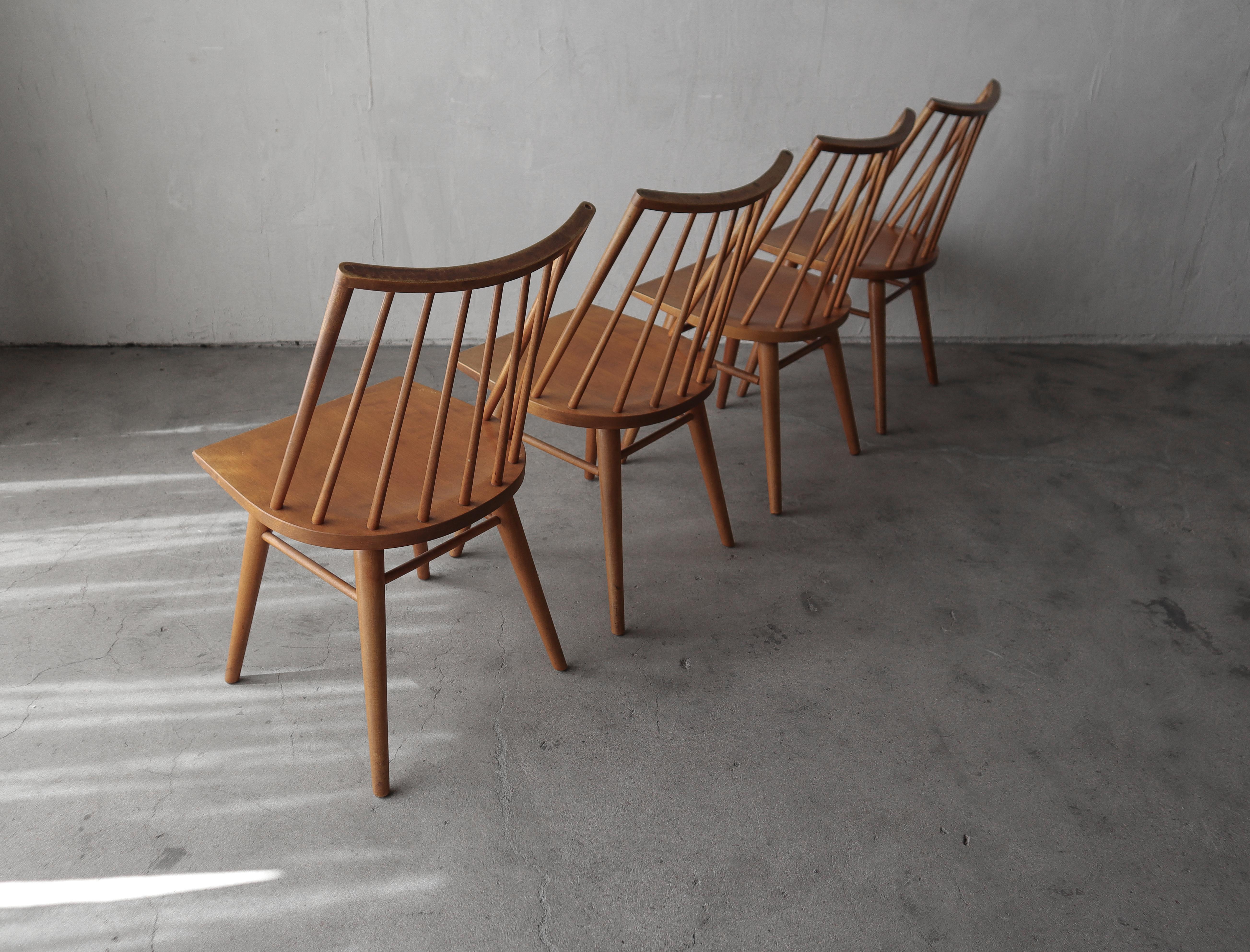 20ième siècle Ensemble de 8 chaises de salle à manger minimalistes à dossier fuseau par Conant Ball en vente