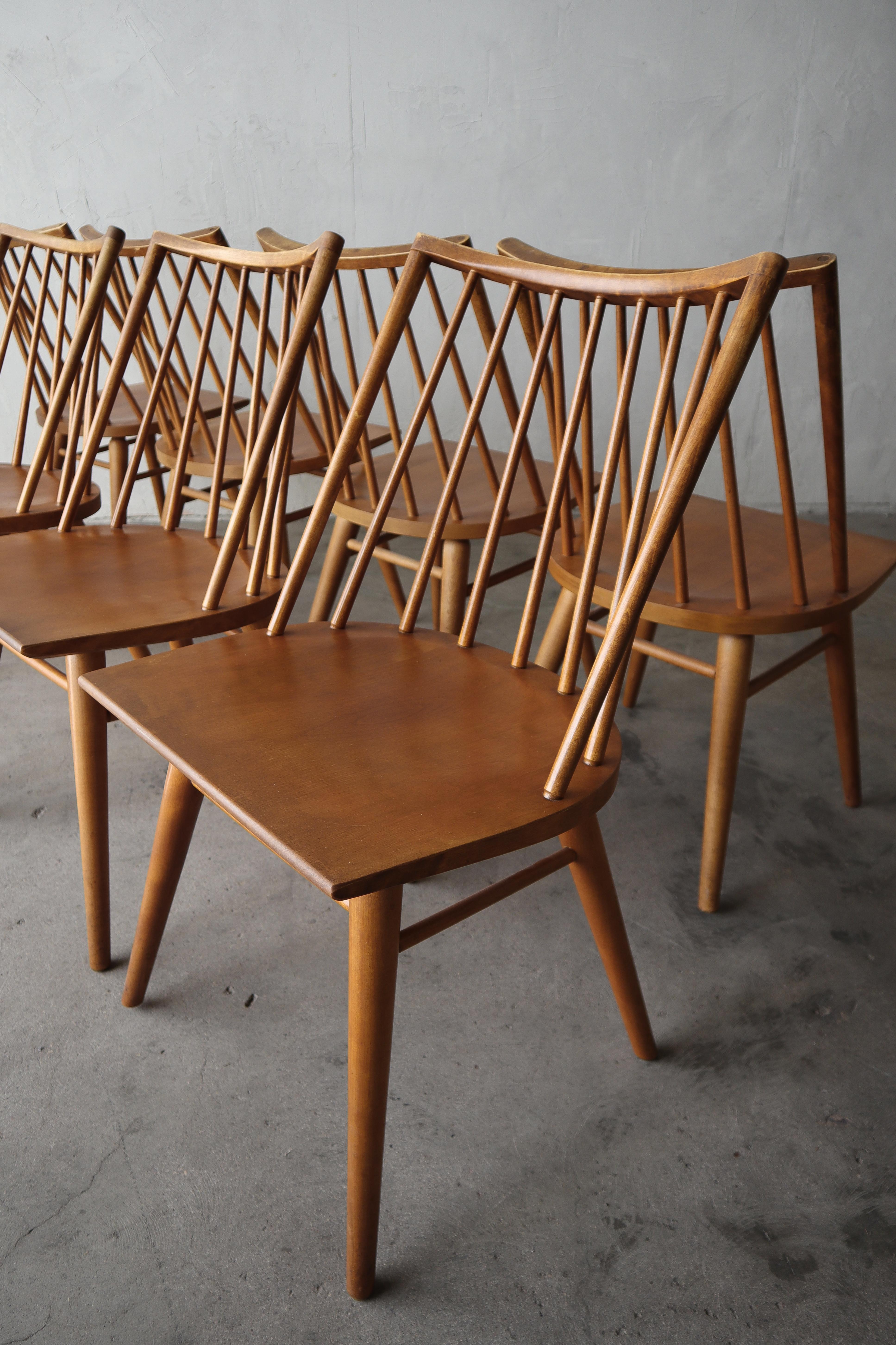 Ensemble de 8 chaises de salle à manger minimalistes à dossier fuseau par Conant Ball en vente 1